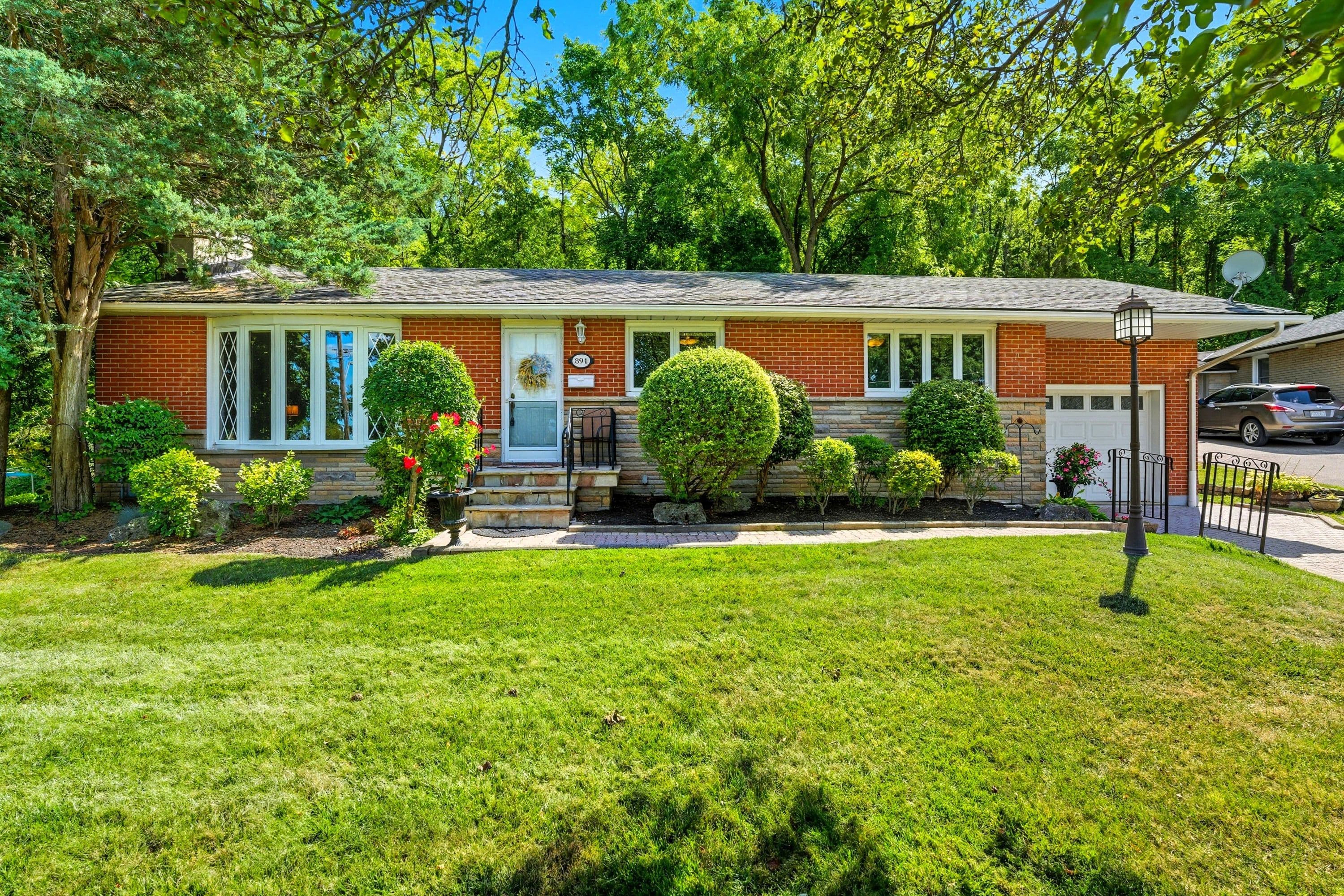 894 Bishop Place, Hamilton, ON L9G 3E5