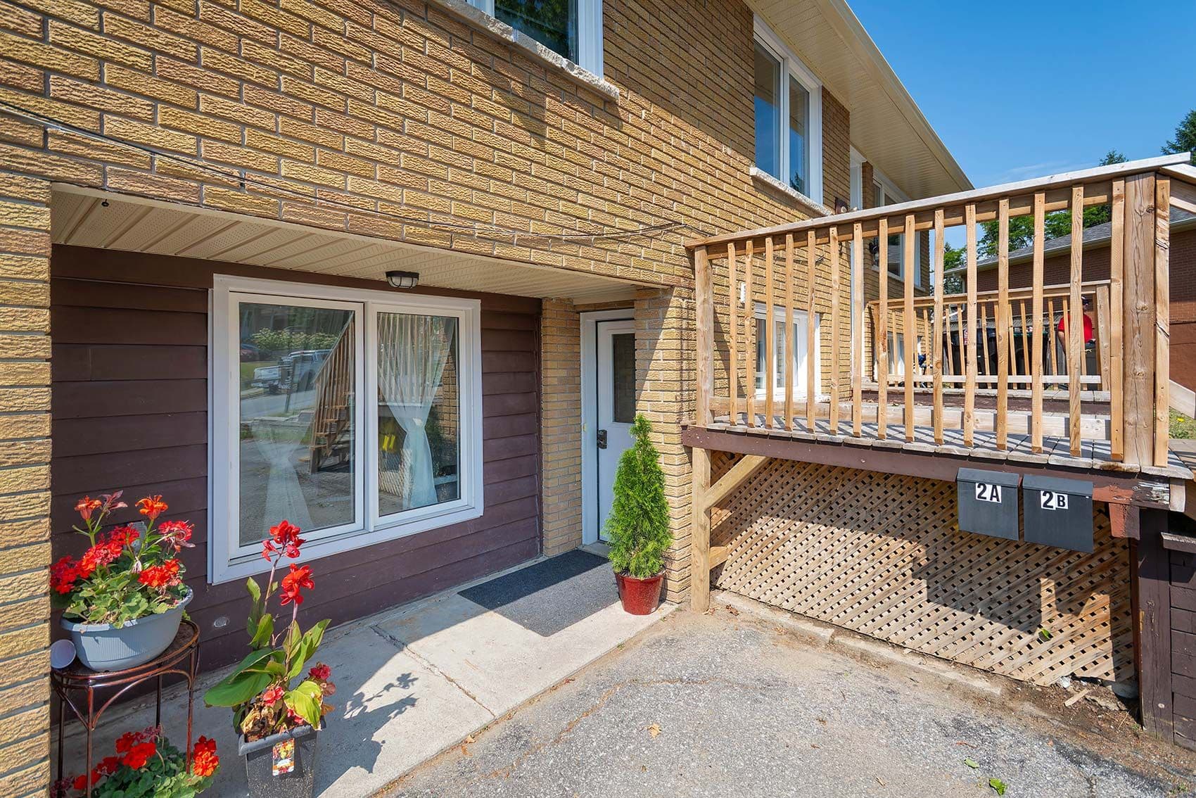 2 Roslyn Road, Barrie, ON L4M 2X6