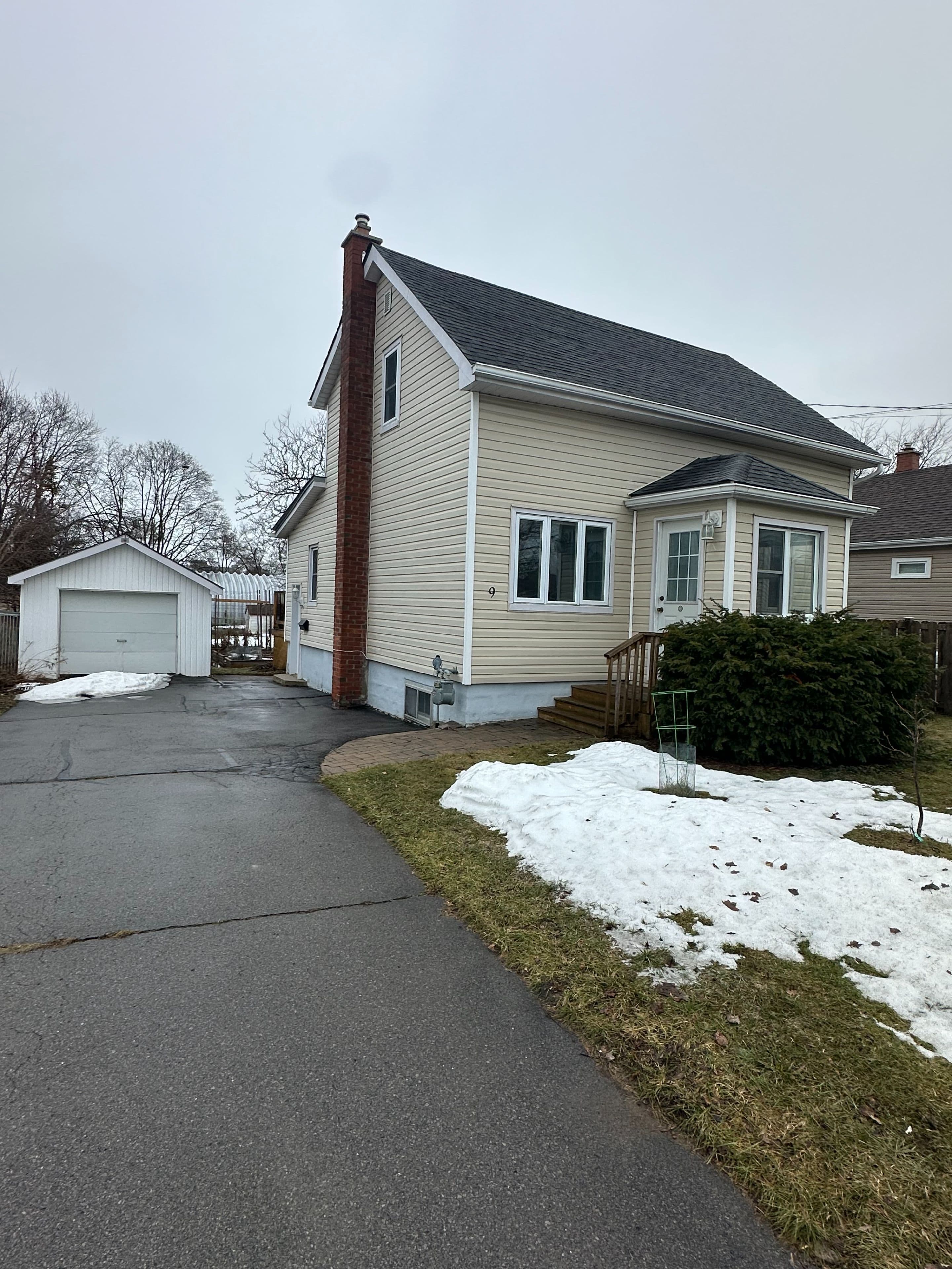 9 Wilkins Street, Belleville, ON K8P 1P2