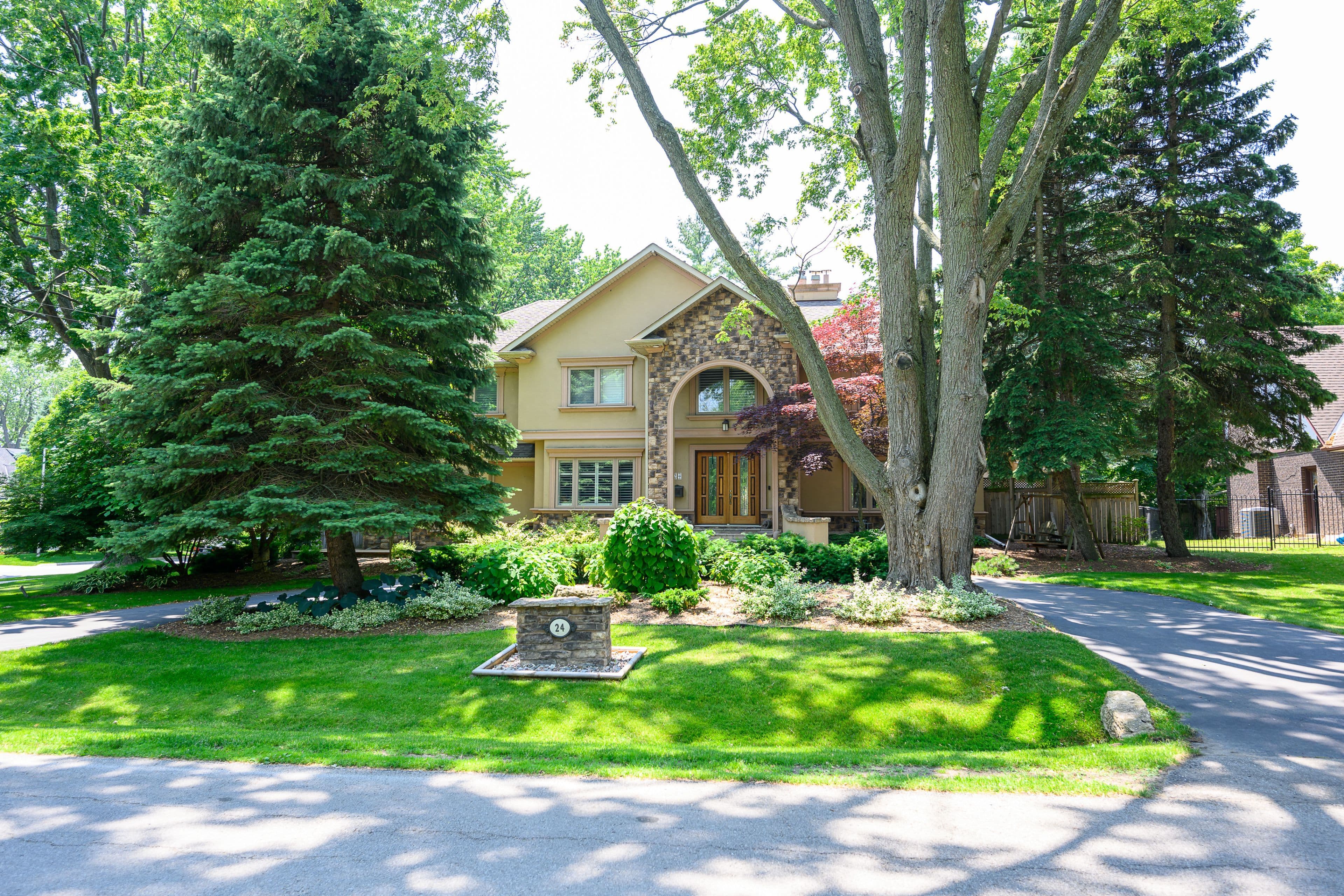 24 Birkbank Drive, Oakville, ON L6J 4Y9