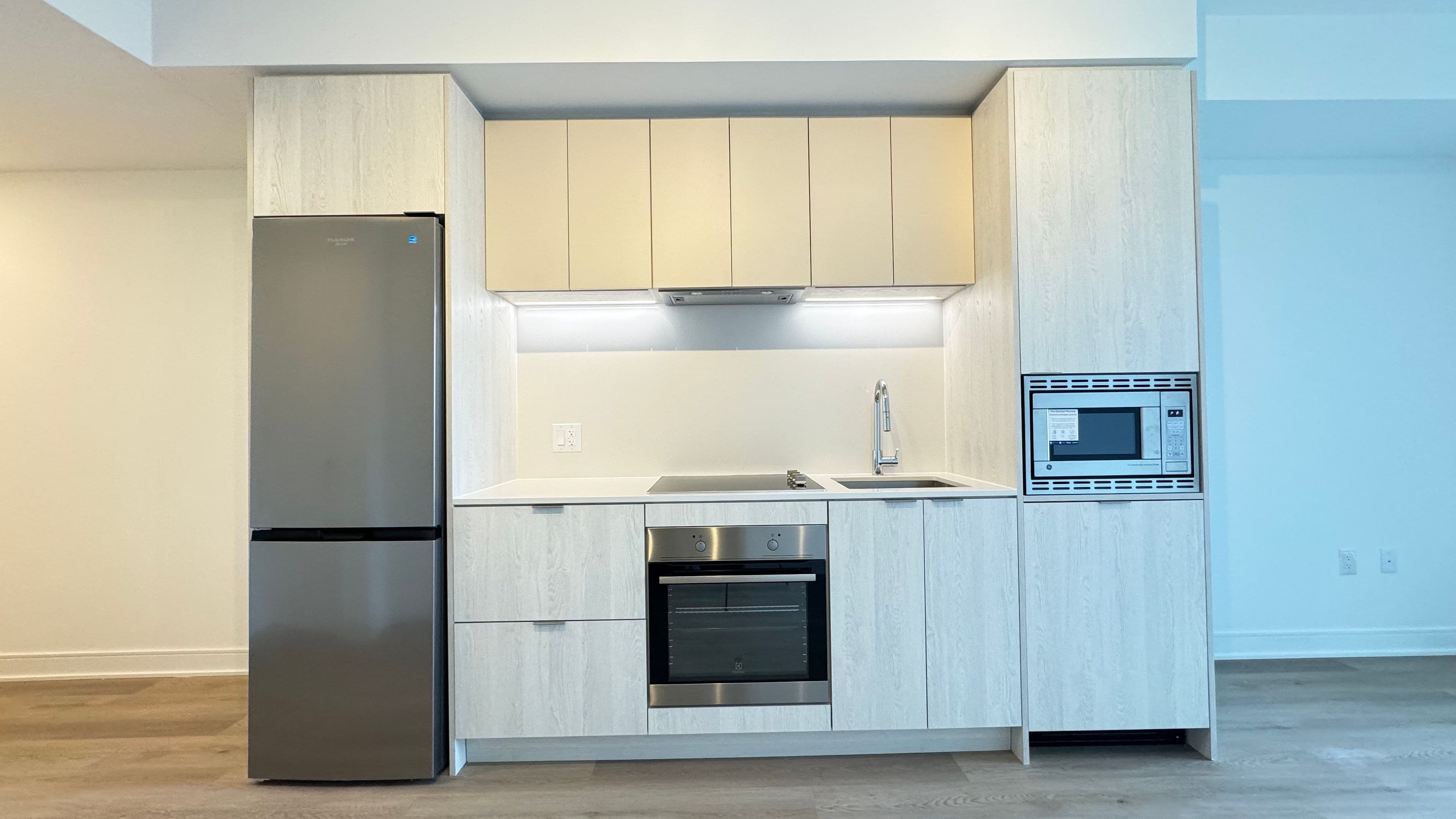 86 Dundas Street E 326, Mississauga, ON L5A 1W4