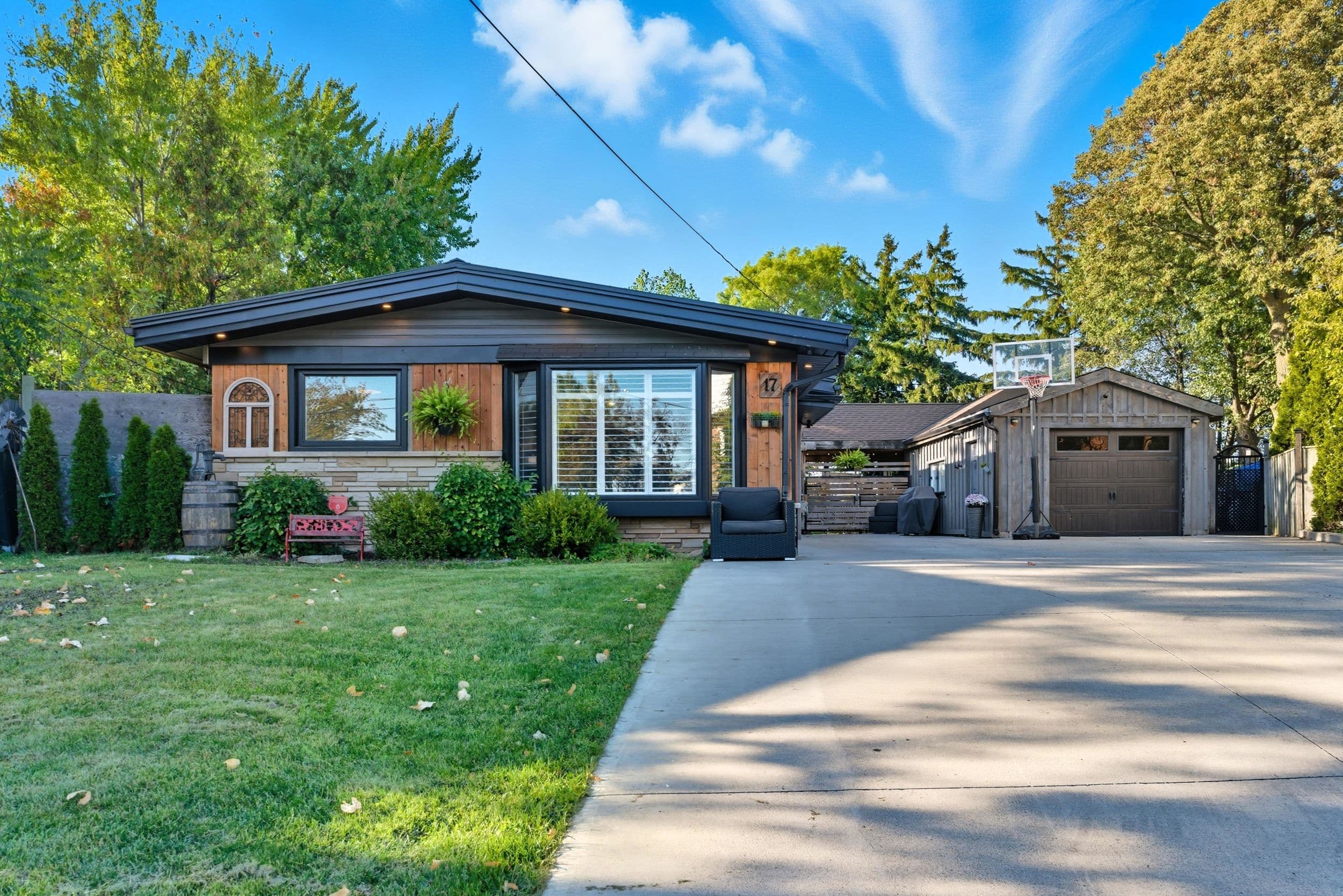 17 Carmen Avenue, Hamilton, ON L8V 2H5