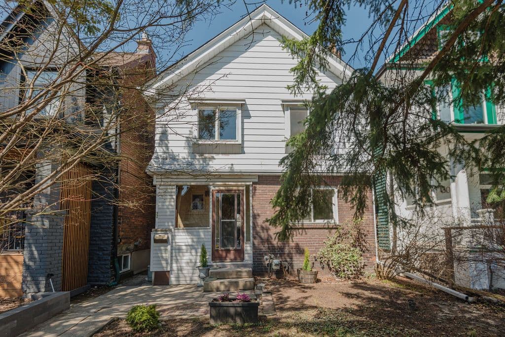 32 Radford Avenue, Toronto W01, ON M6R 1Z6
