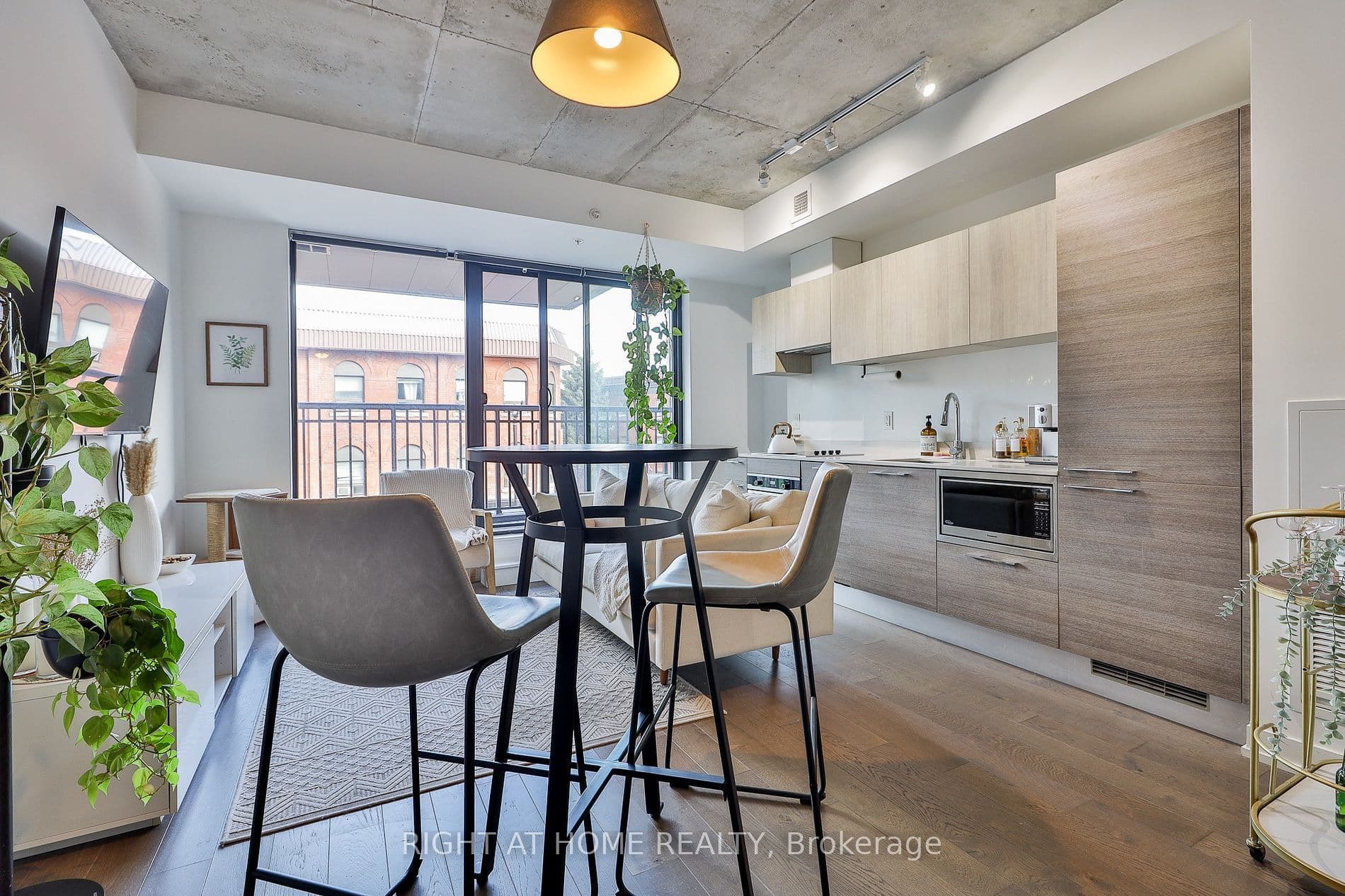 530 Indian Grove 314, Toronto W02, ON M6P 2J2