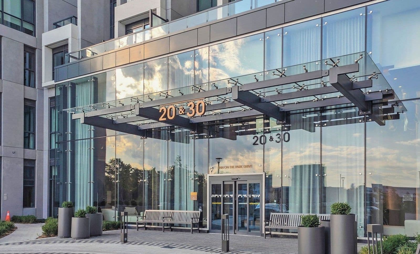 20 Inn On The Park Drive 832, Toronto C13, ON M3C 0P8