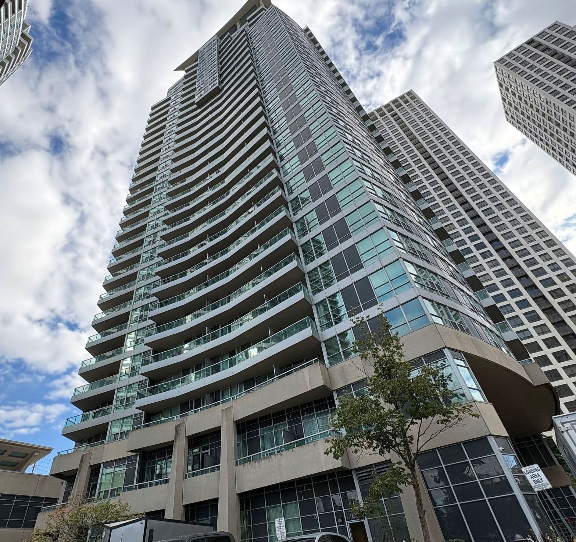 33 Elm Drive 1605, Mississauga, ON L5B 4M2