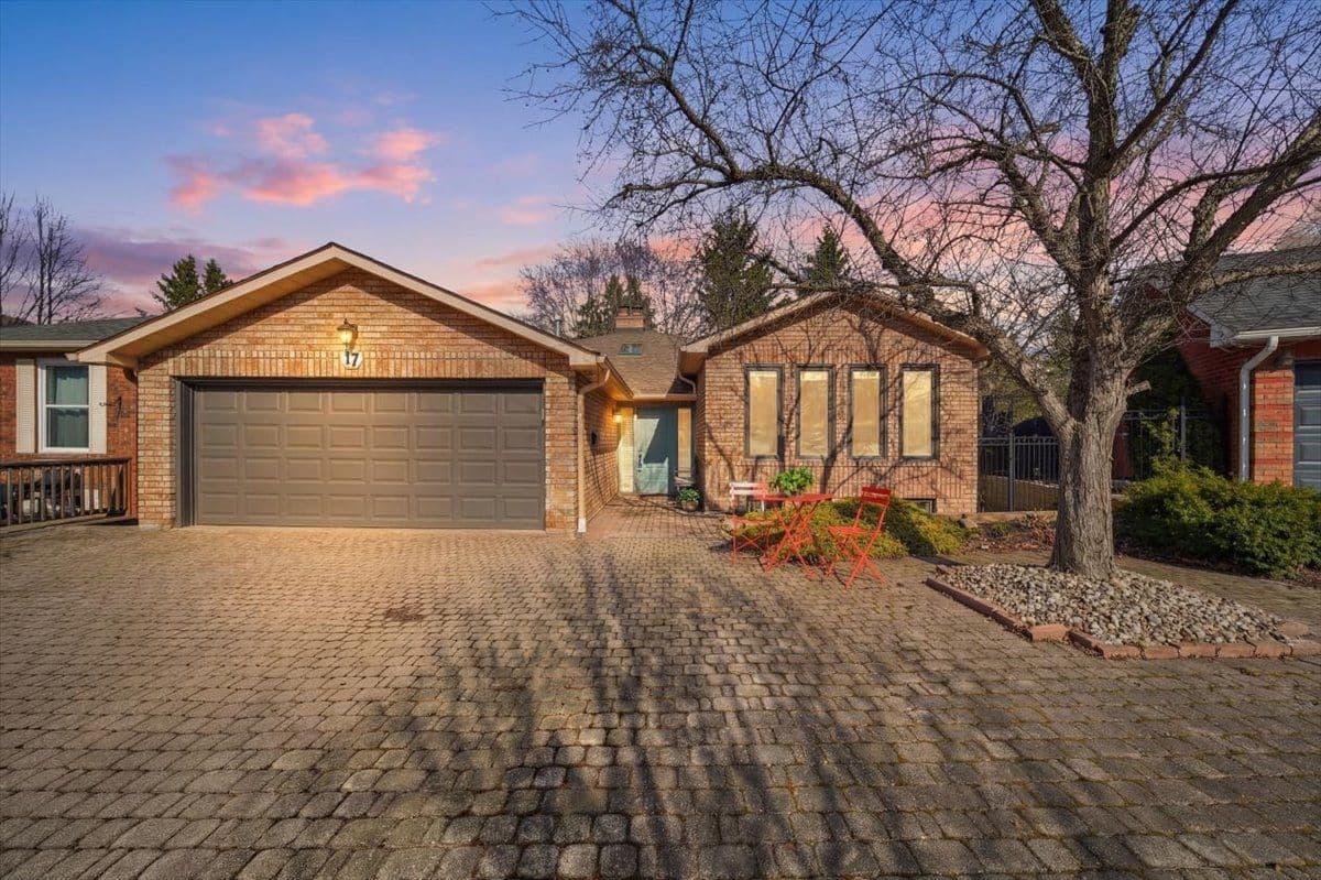 17 April Gardens, Aurora, ON L4G 4R7