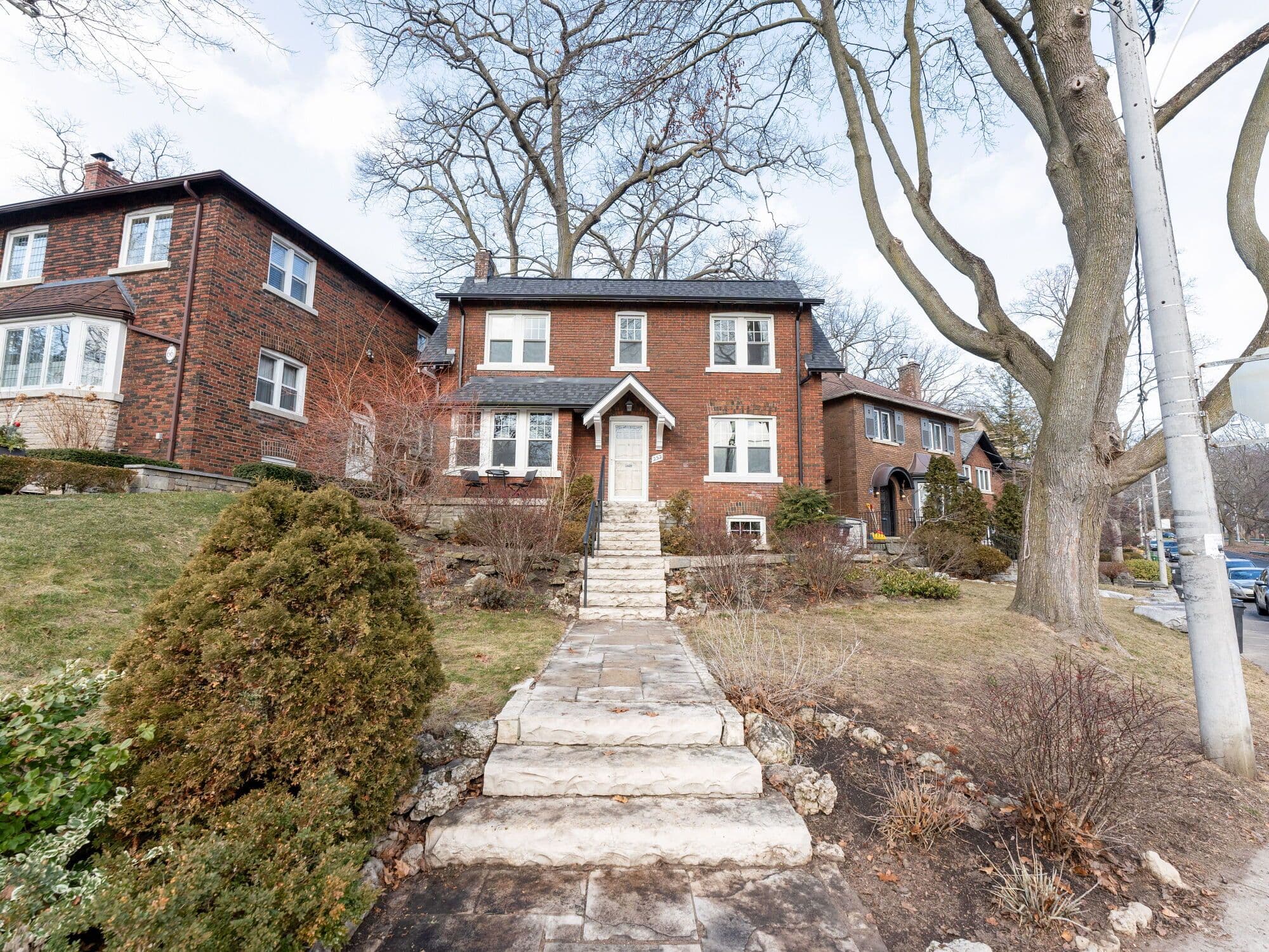 252 Glen Manor Drive W, Toronto E02, ON M4E 2Y2