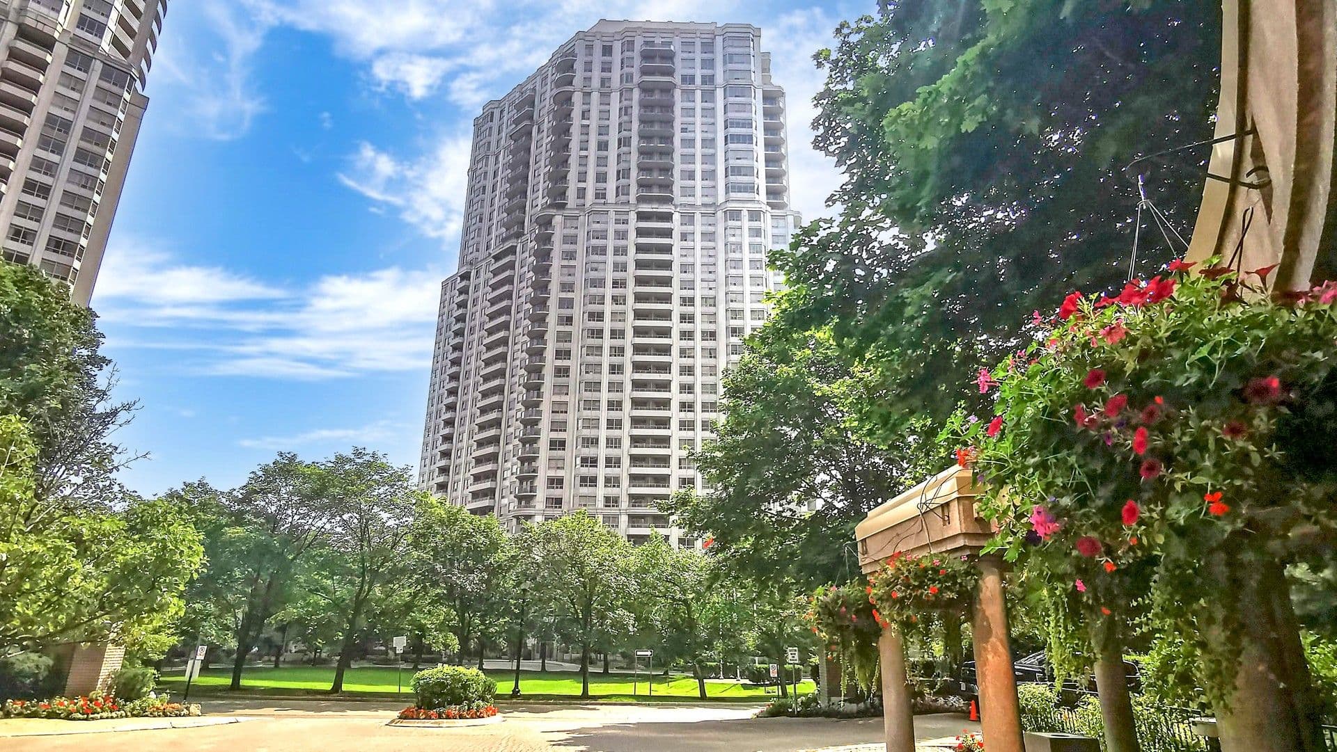 25 Kingsbridge Garden Circle 820, Mississauga, ON L5R 4B1