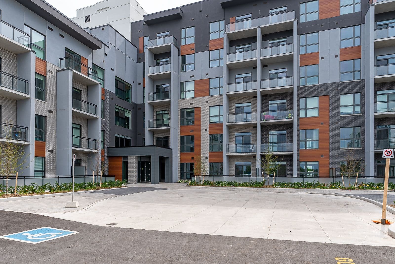 95 Dundas Street W 126, Oakville, ON L6M 5N4