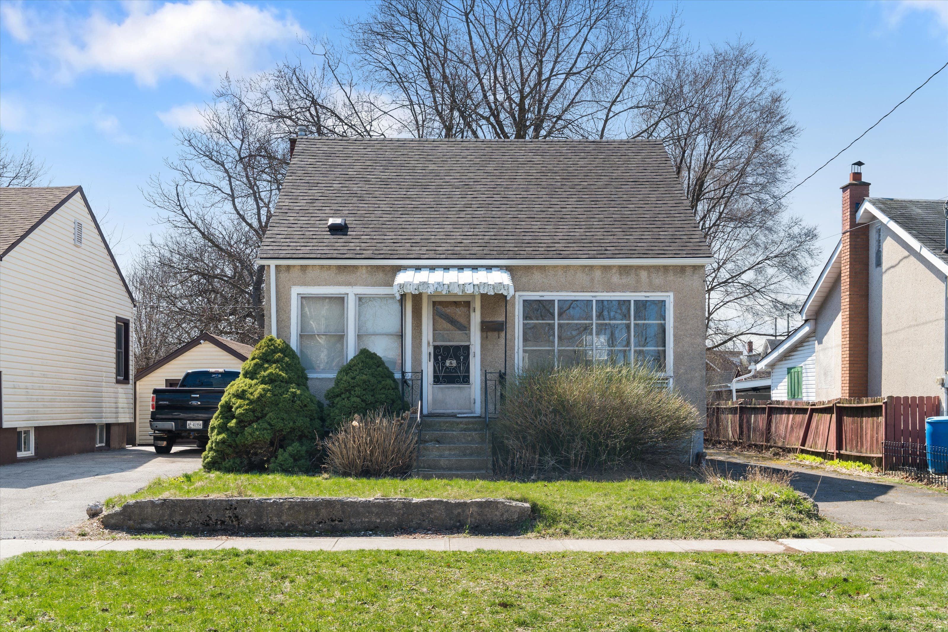 8 Byron Place, St. Catharines, ON L2R 1M2