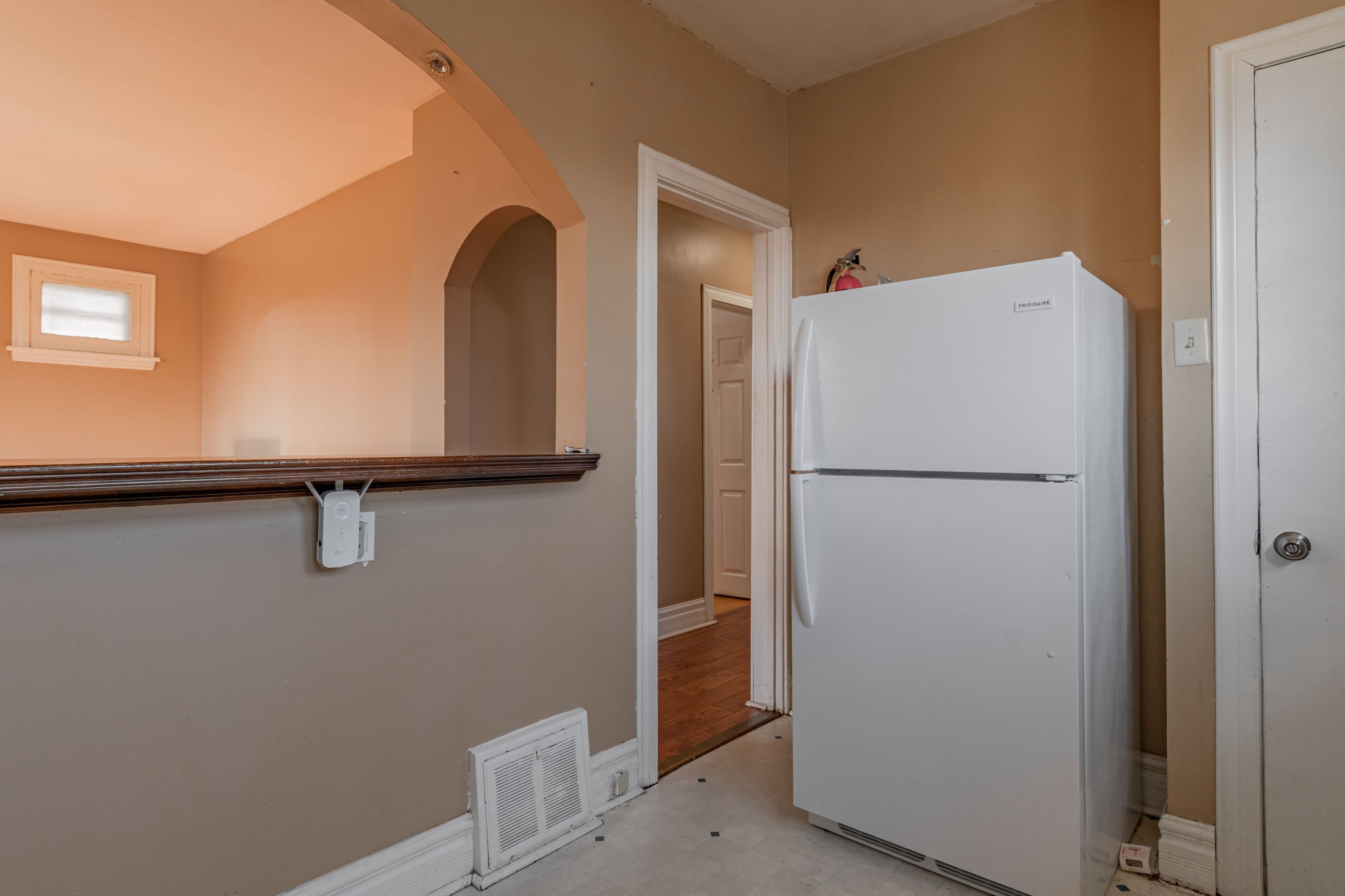 280 London Street Main/Upper, Peterborough, ON L5C 4E9