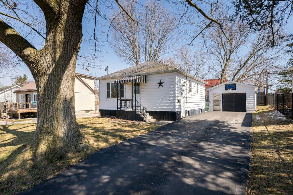 27 Valleyview Crescent, Belleville, ON K8P 3E9