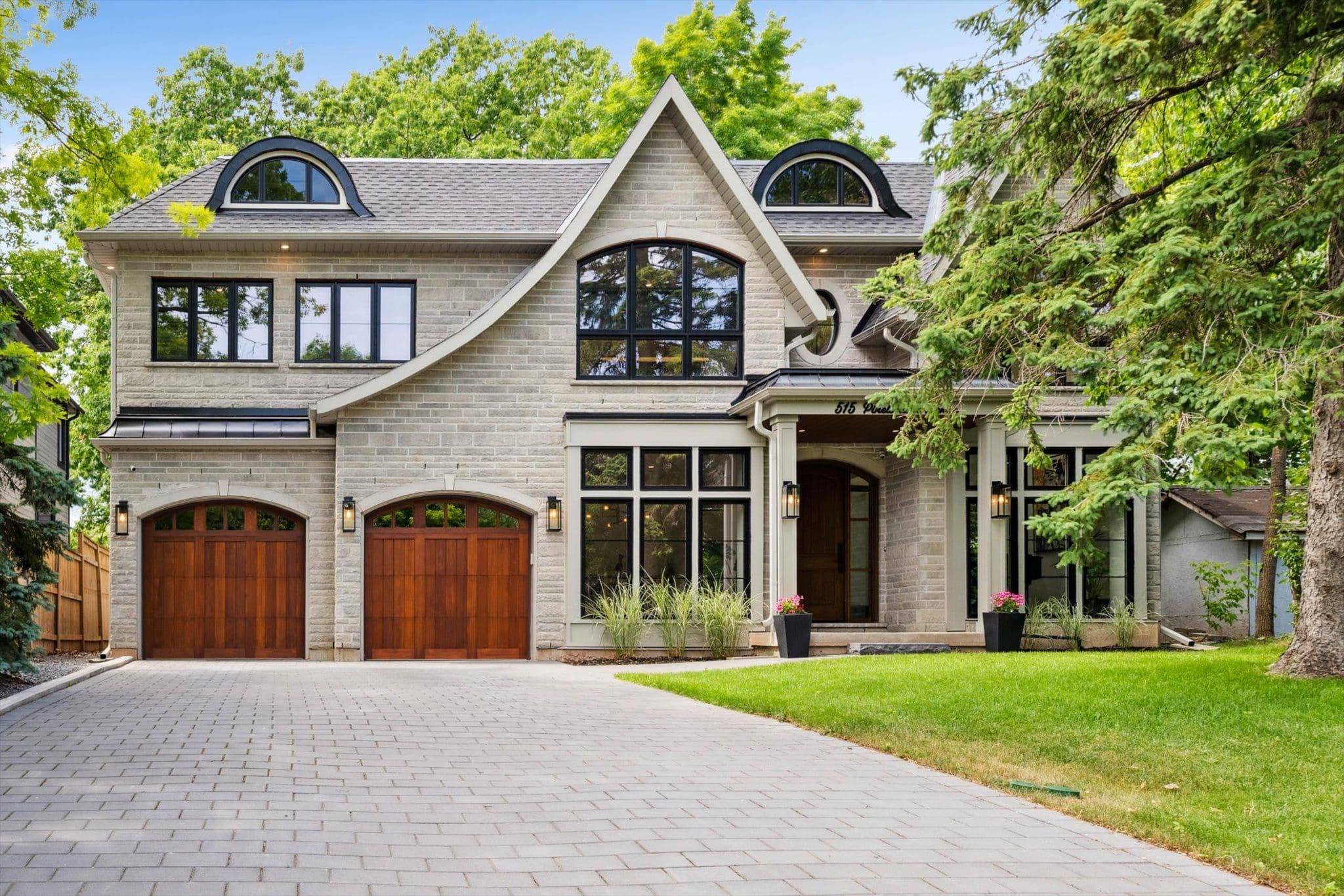 515 Pineland Avenue, Oakville, ON L6K 1Z9