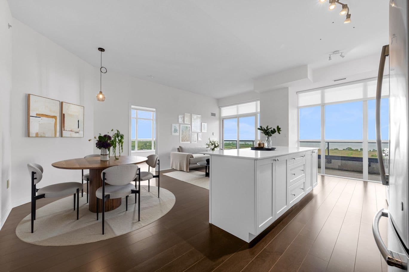 560 North Service Road N 901, Grimsby, ON L3M 4E8