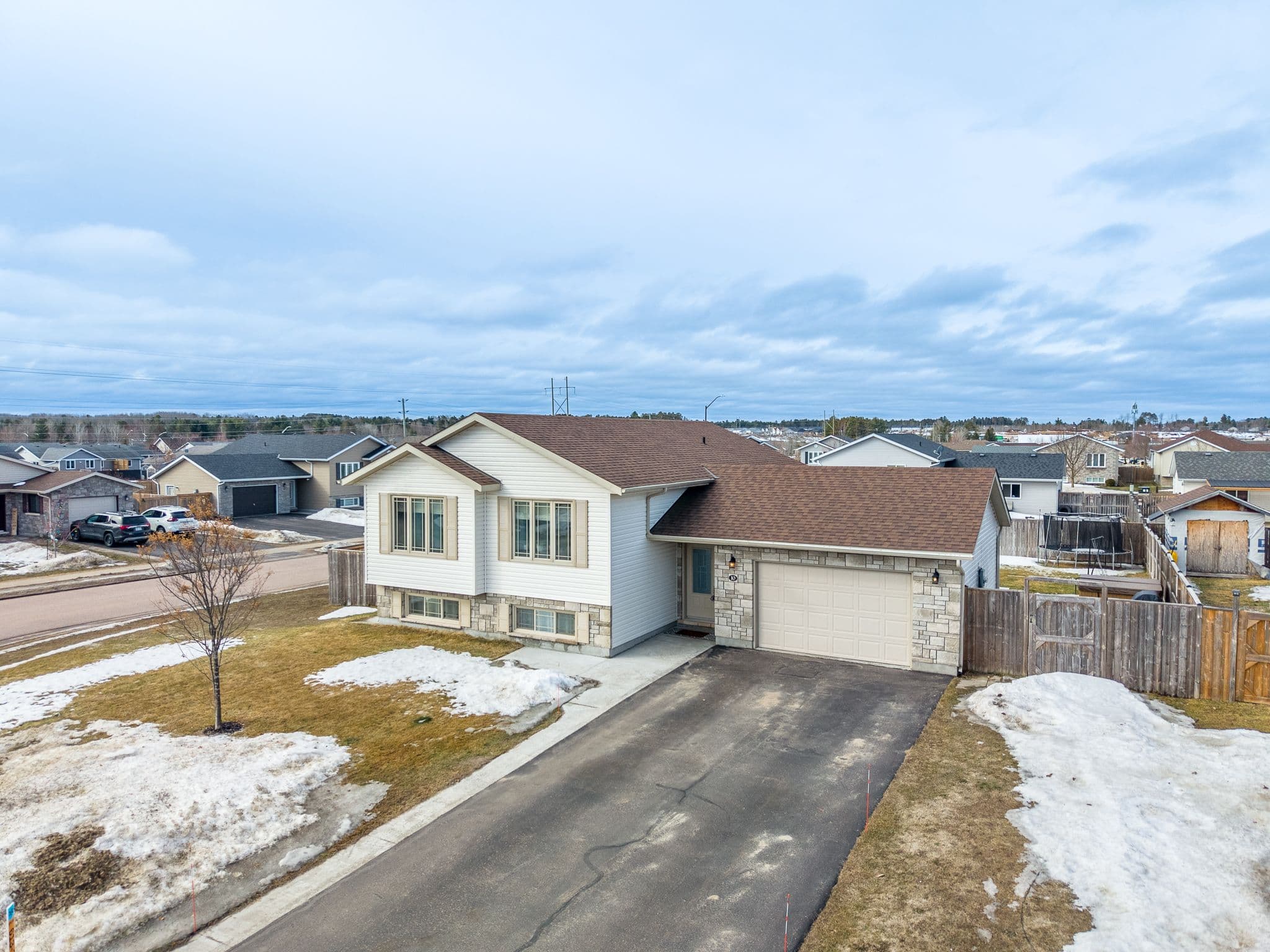 10 Newport Drive, Petawawa, ON K8H 0E1