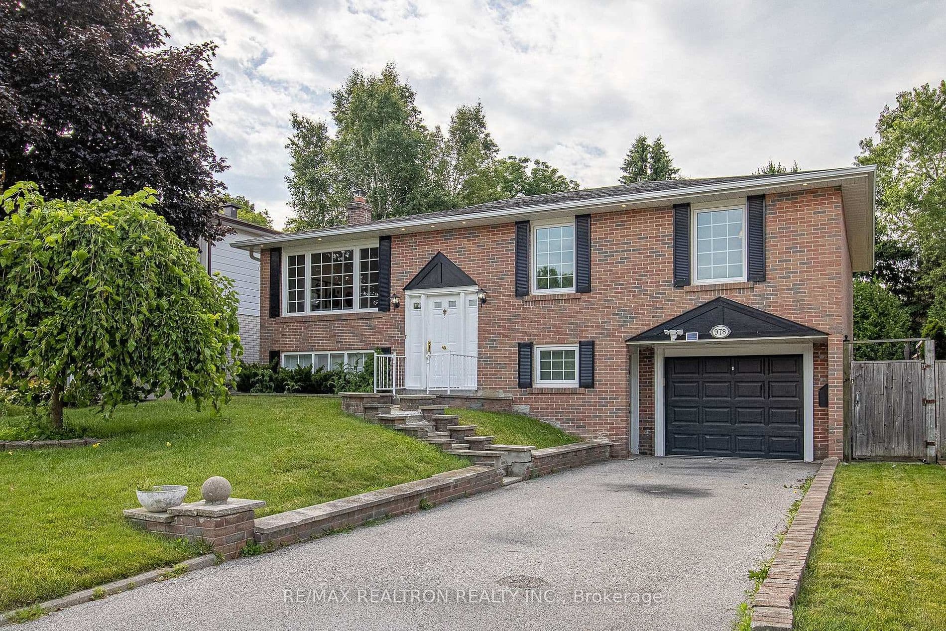 978 Wildwood Drive, Newmarket, ON L3Y 2B5