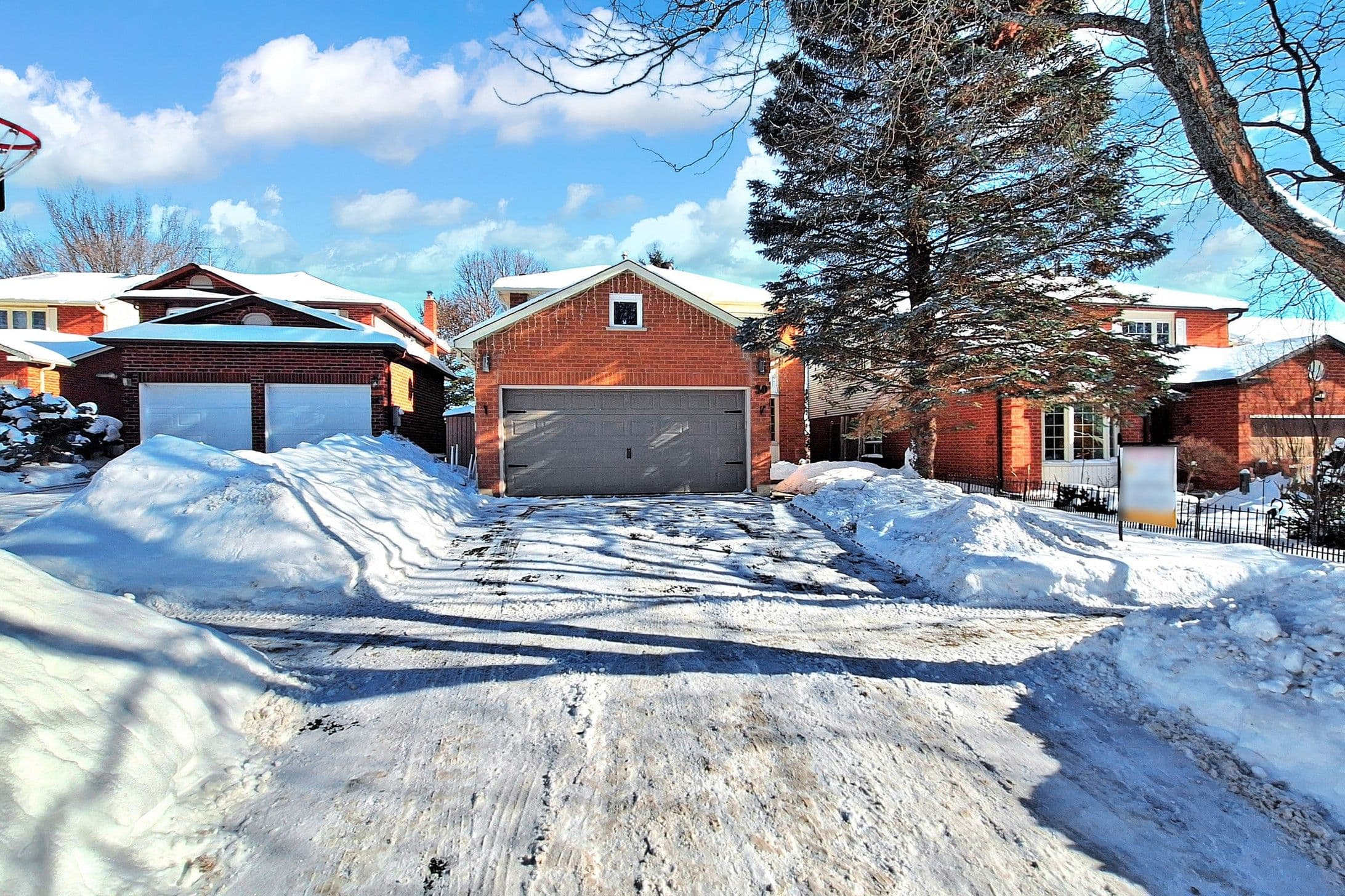 30 Moffat Crescent, Aurora, ON L4G 4Z8