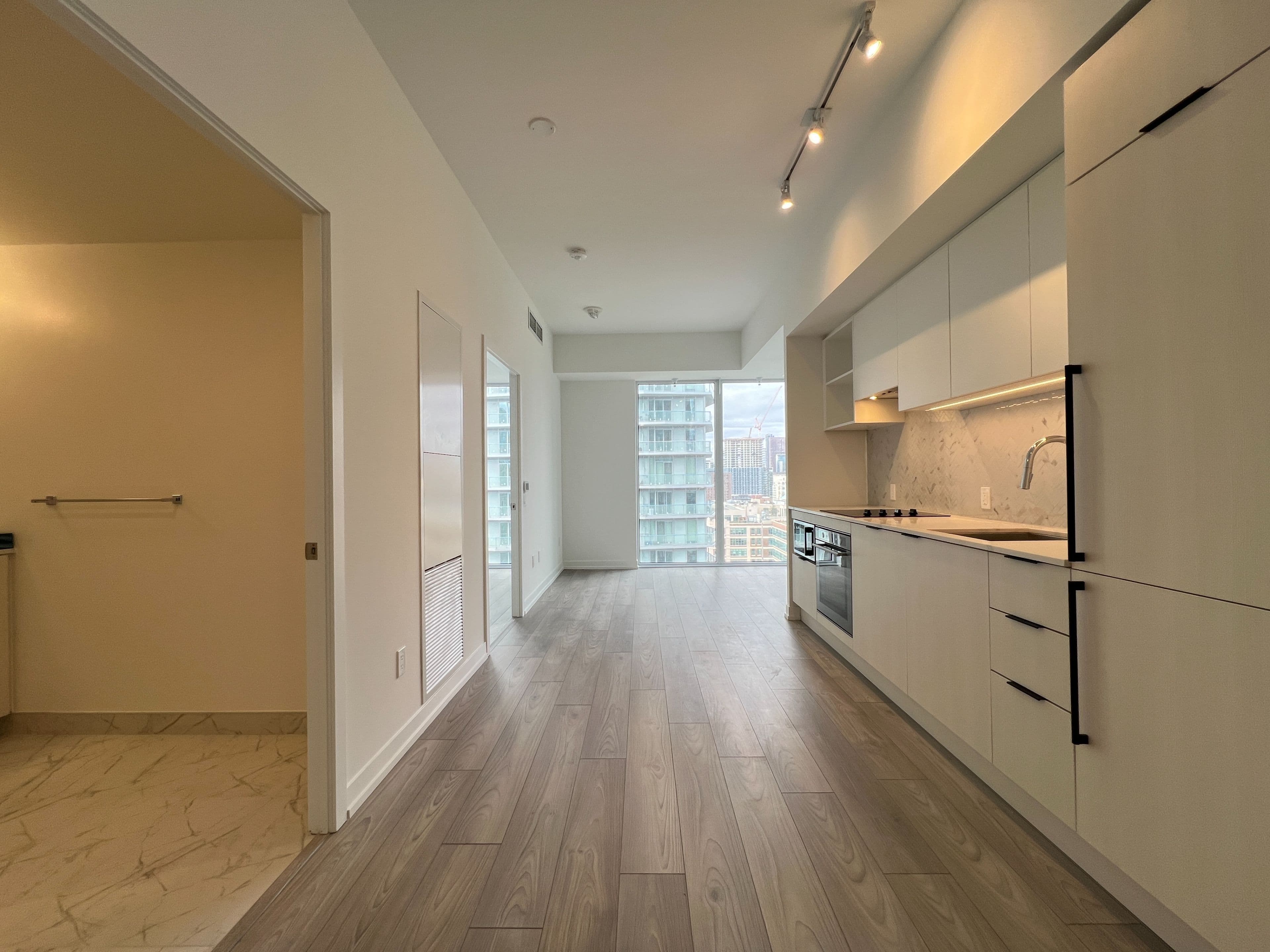 82 Dalhousie Street 2516, Toronto C08, ON M5B 0C5