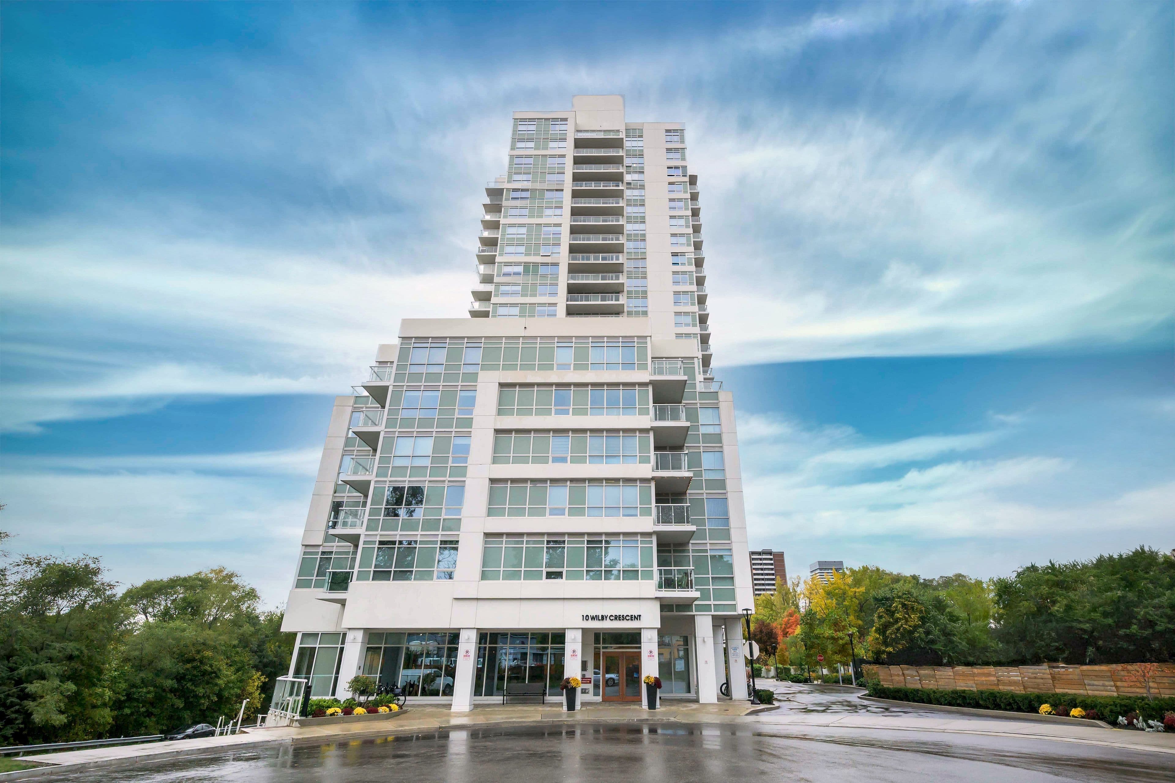 10 Wilby Crescent 204, Toronto W04, ON M9N 1E5