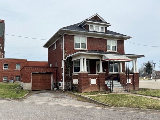 4893 Hunter Street, Niagara Falls, ON L2G 3M8
