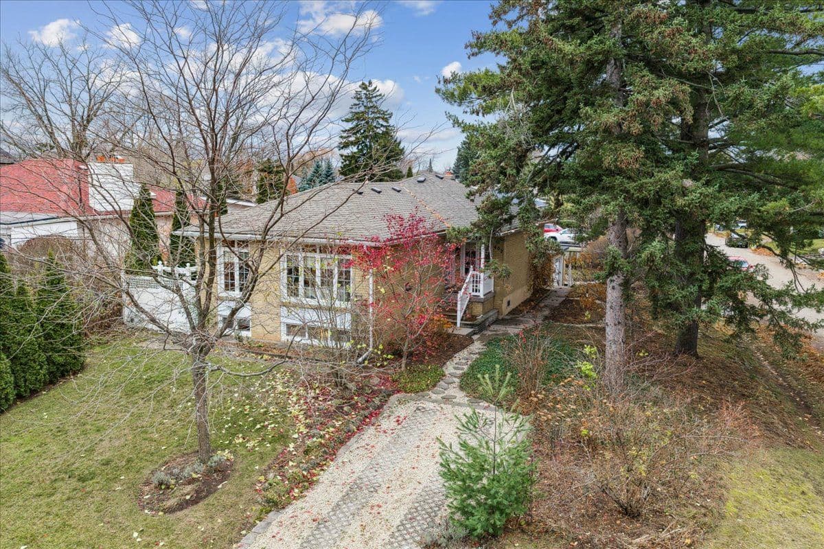 402 Willis Drive, Oakville, ON L6L 4V3