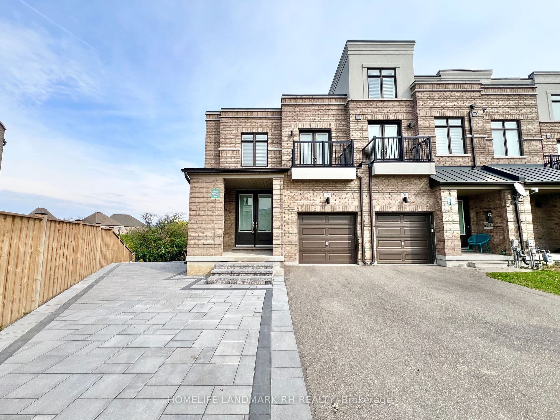 28 Elyse Court, Aurora, ON L4G 2C9