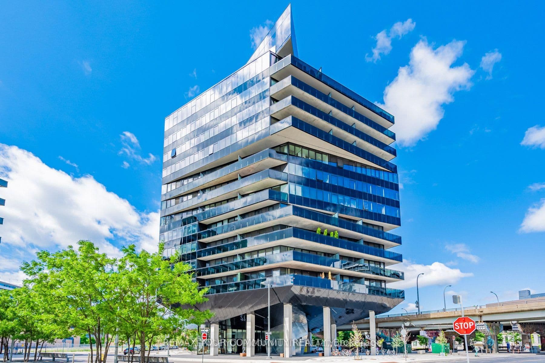 21 Lawren Harris Square 302, Toronto C08, ON M5A 0T4