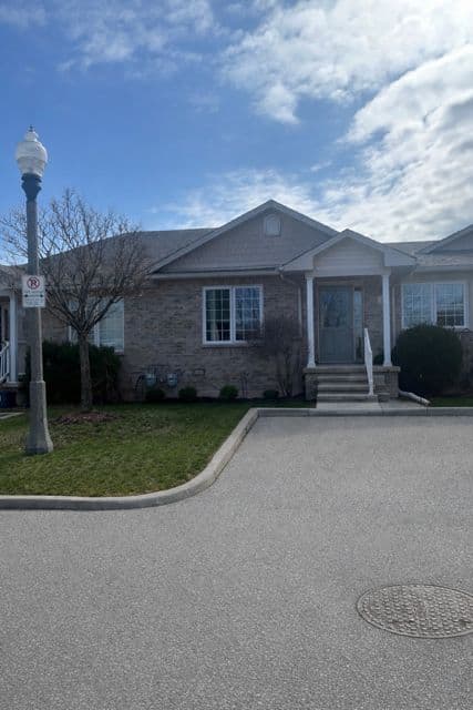 24 Kenyon Crescent 6, Grimsby, ON L3M 5S4