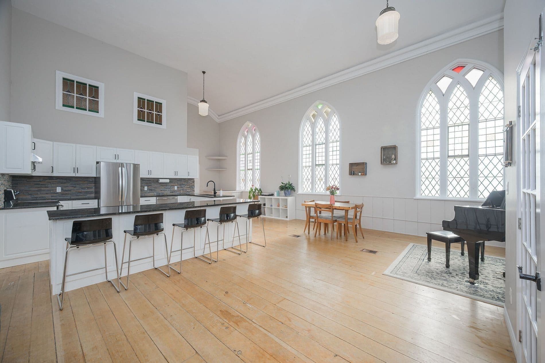 3318 Dundas Street, Burlington, ON L7P 0S8