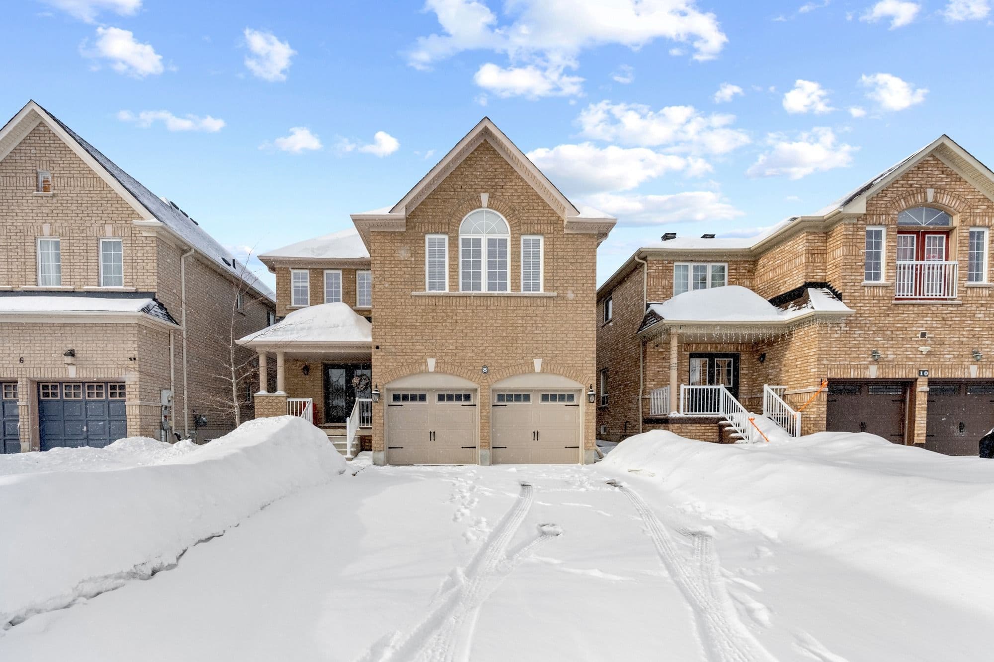8 Charlemagne Avenue, Barrie, ON L4M 0A9