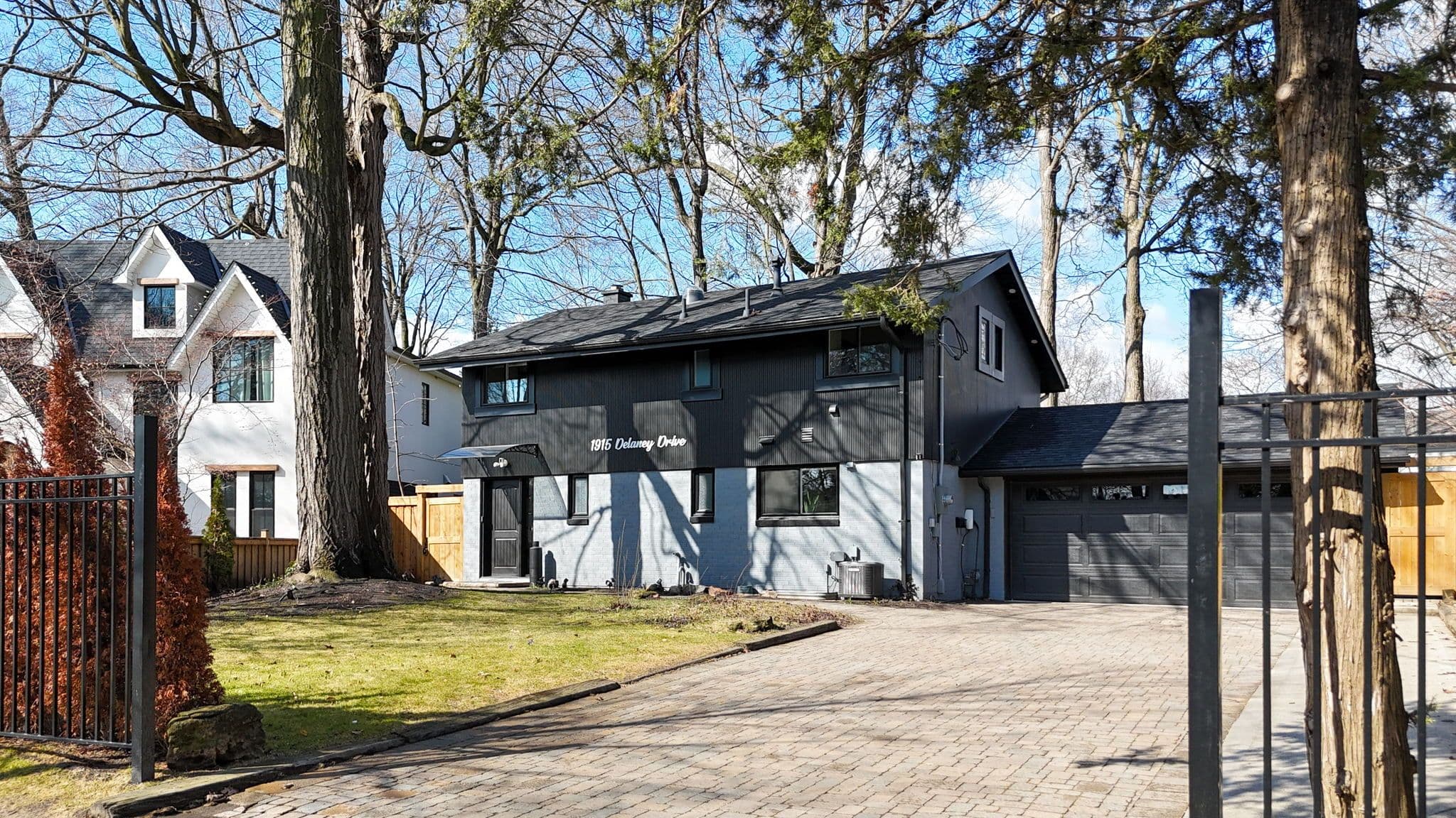 1915 Delaney Drive, Mississauga, ON L5J 3L1