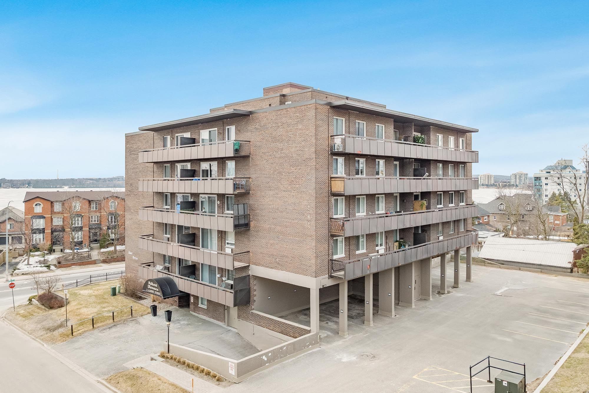 2 Albert Street 48, Barrie, ON L4M 3S4