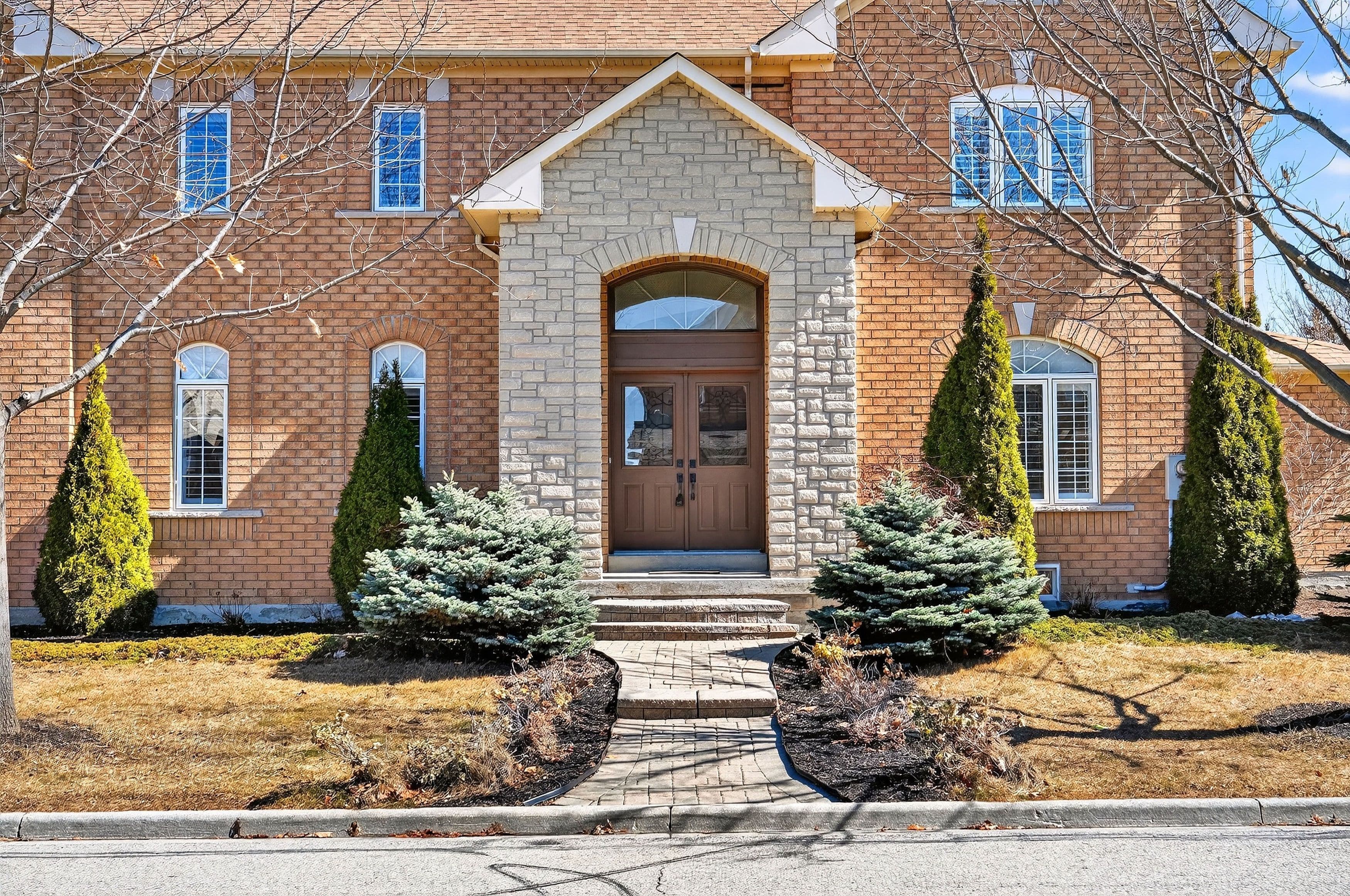 2 Adam Ernst Court, Vaughan, ON L4H 2S5