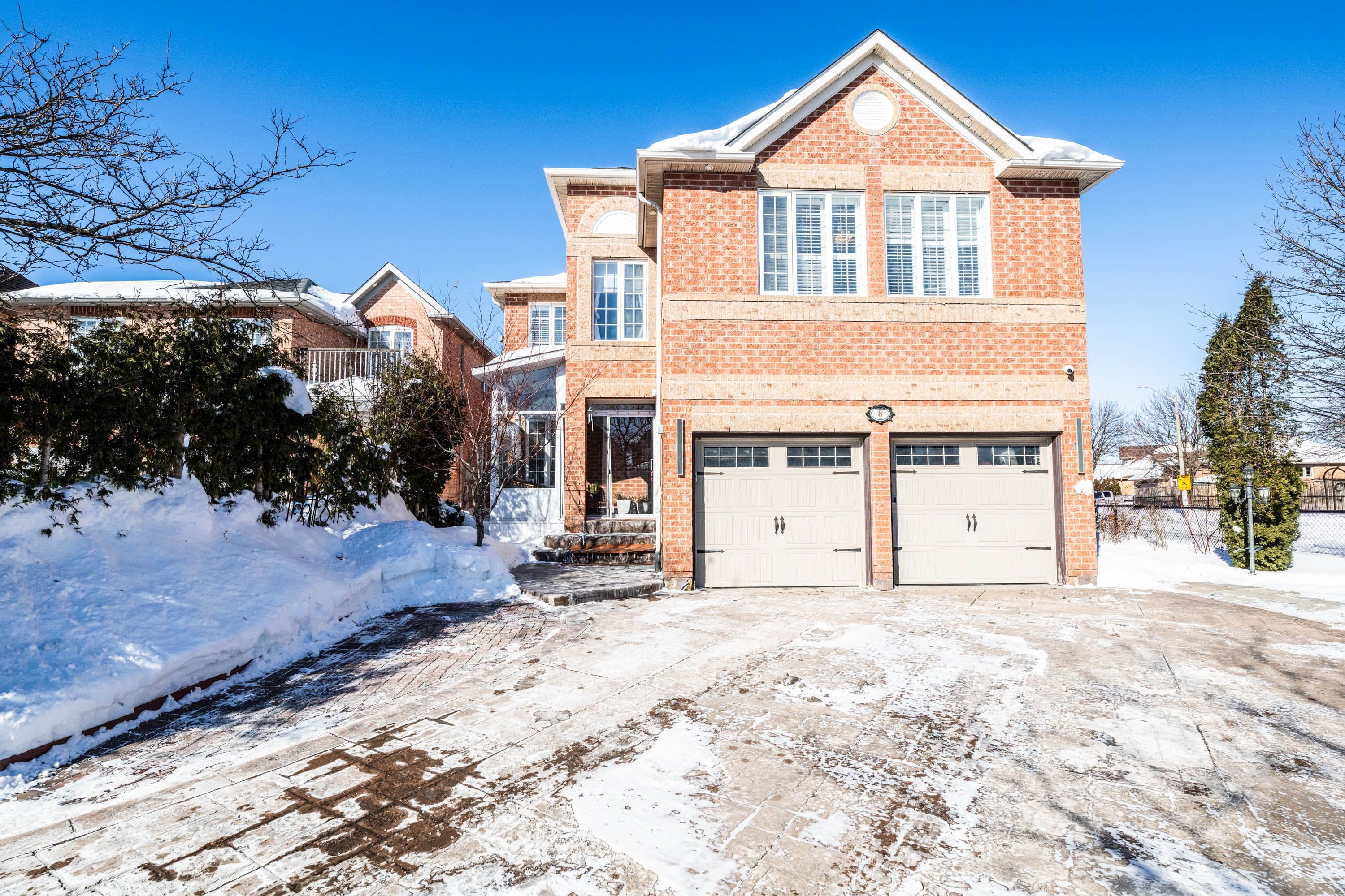 8 Shallimar Court, Brampton, ON L6X 4N2