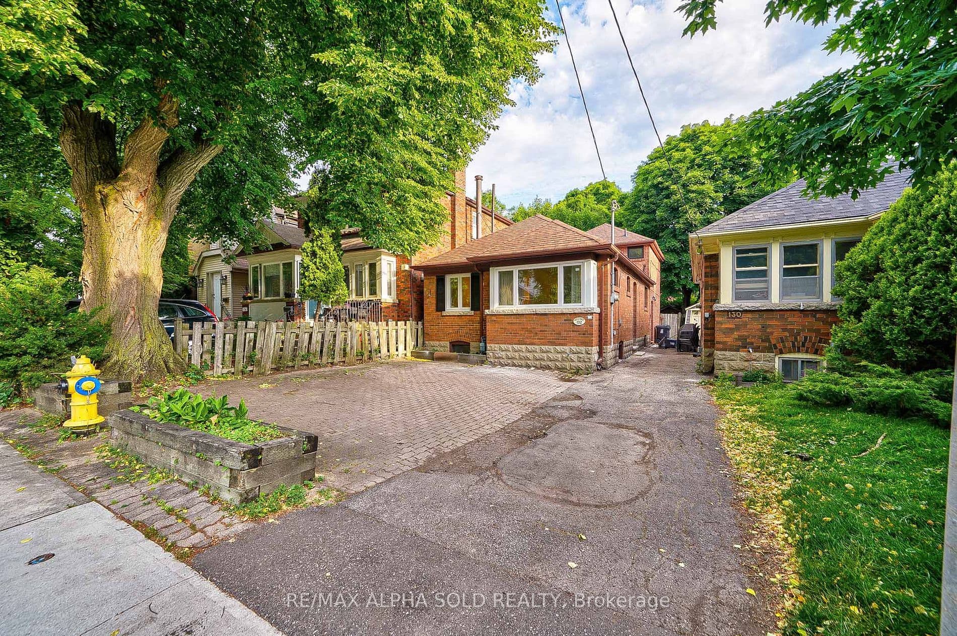 132 Glengarry Avenue, Toronto C04, ON M5M 1E2