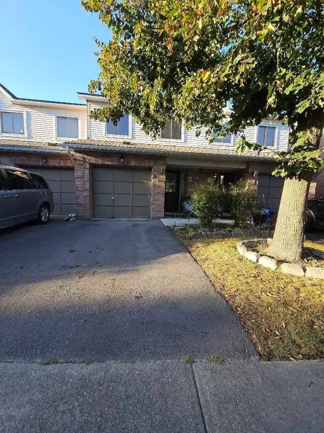 26 Moss Boulevard 21, Hamilton, ON L9H 6W7