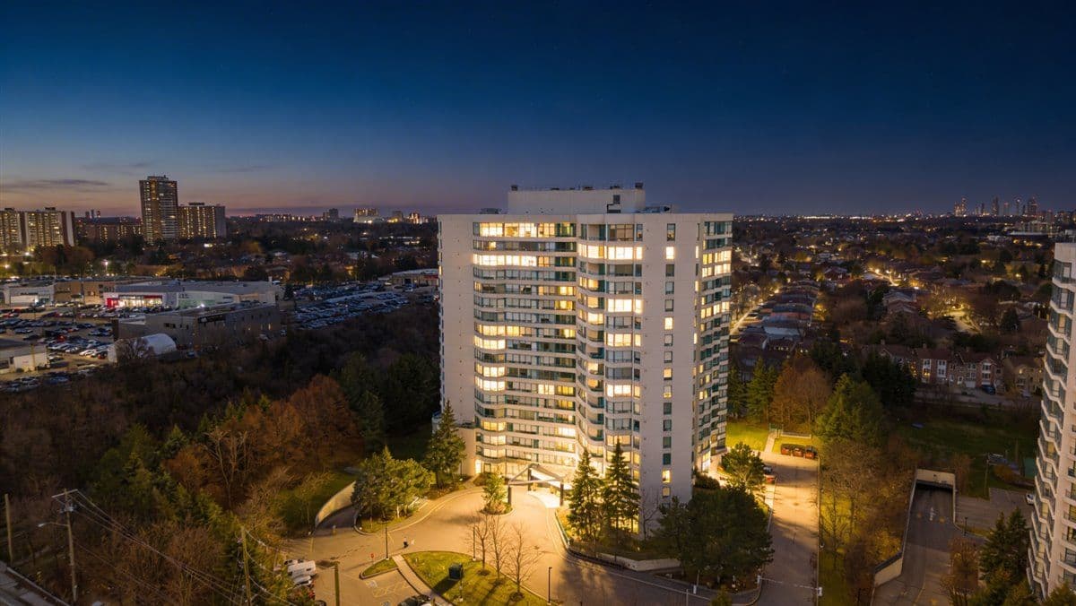 7250 Yonge Street 911, Vaughan, ON L4J 7X1