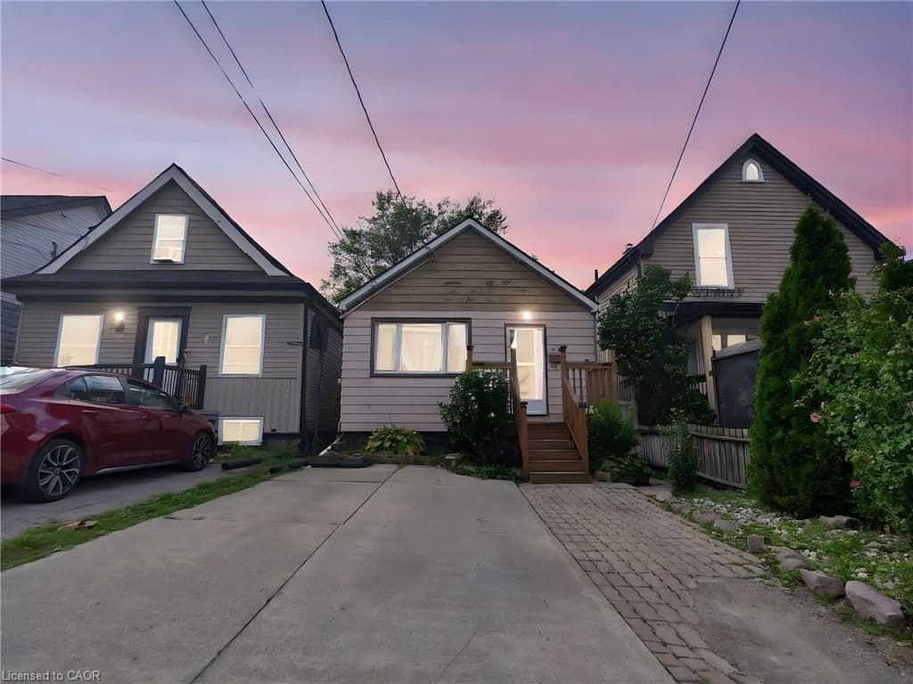 210 East 24th Street, Hamilton, ON L8V 2Y4