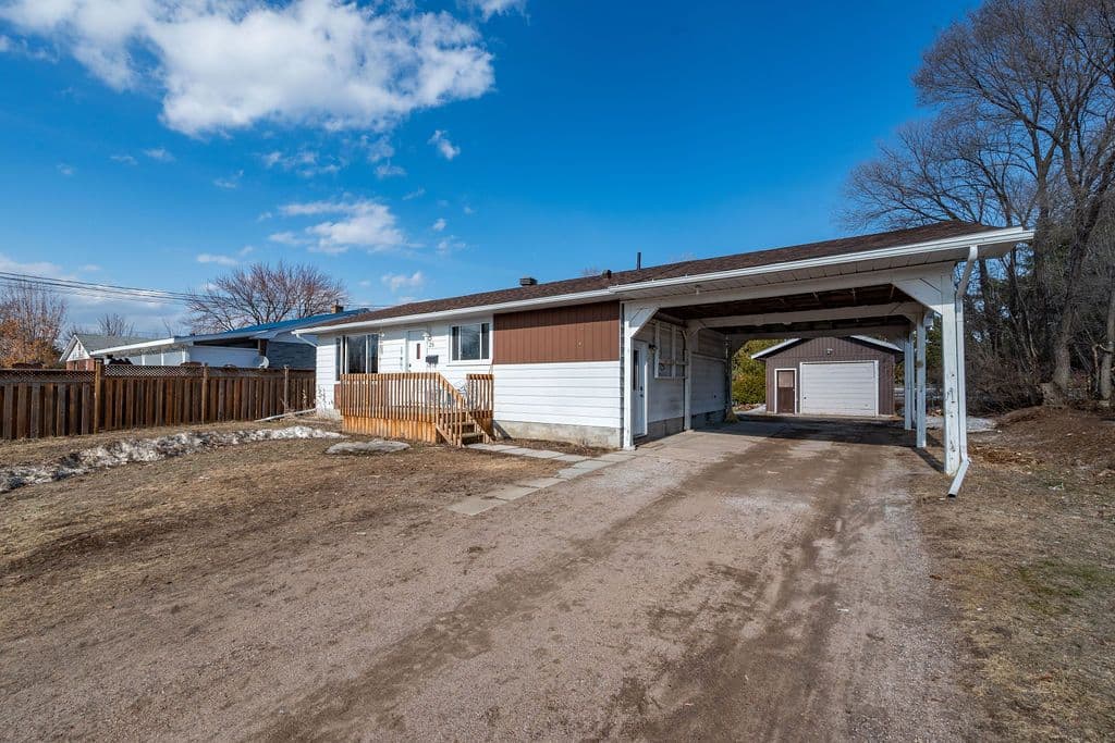28 John Street, Petawawa, ON K8H 1S7