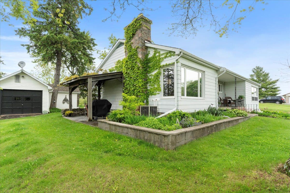 404 Bridge Street W, Belleville, ON K8N 4Z2