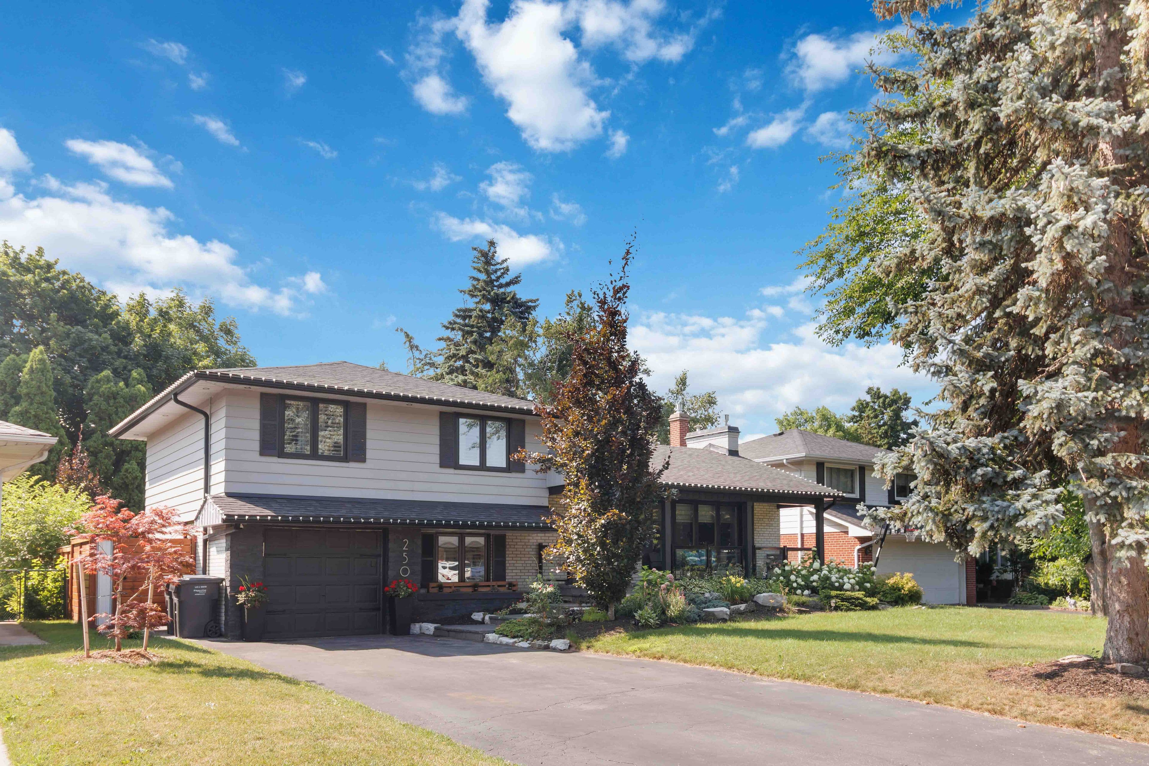 250 Daphne Avenue, Mississauga, ON L5A 1M6