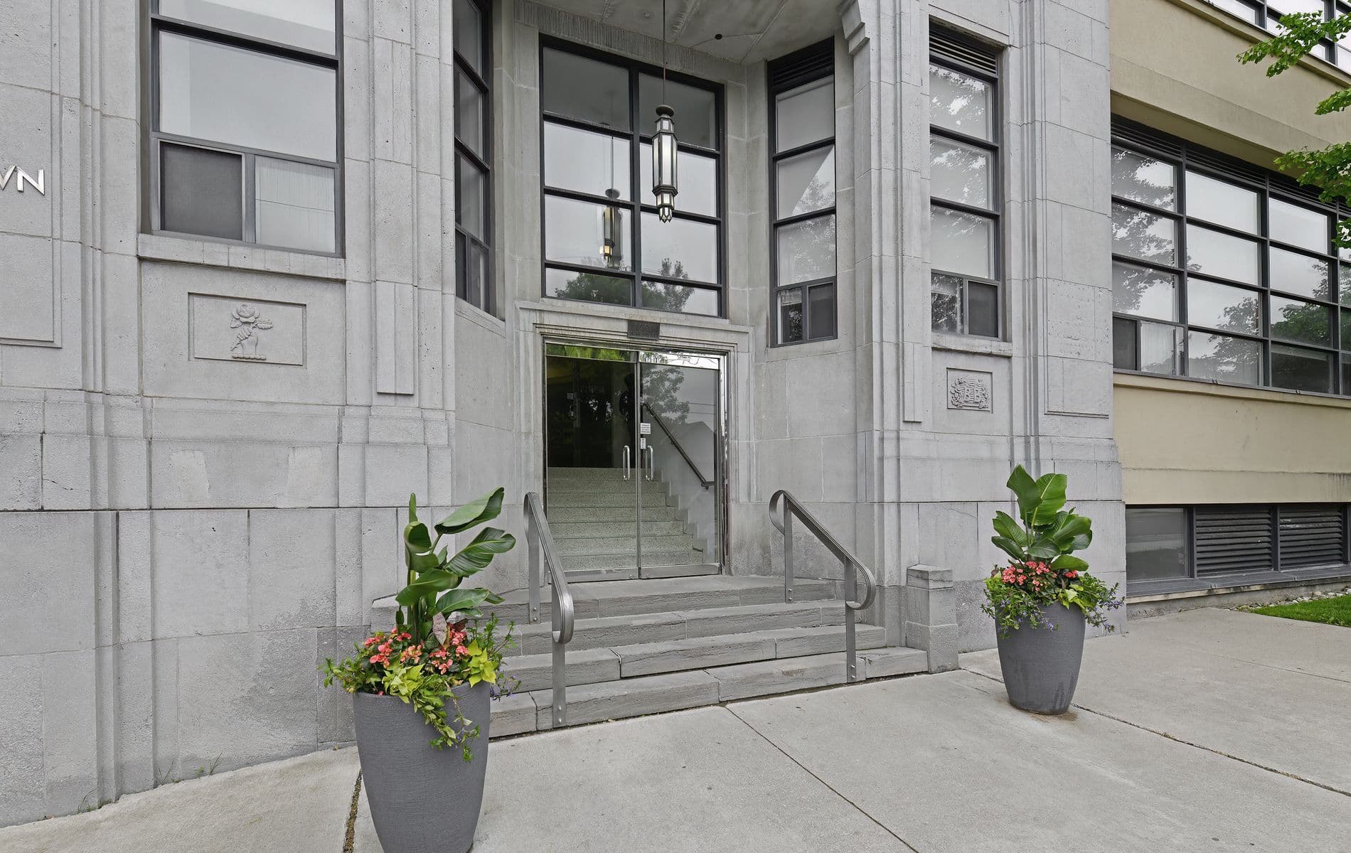 1001 Roselawn Avenue 205, Toronto W04, ON M6B 4M4