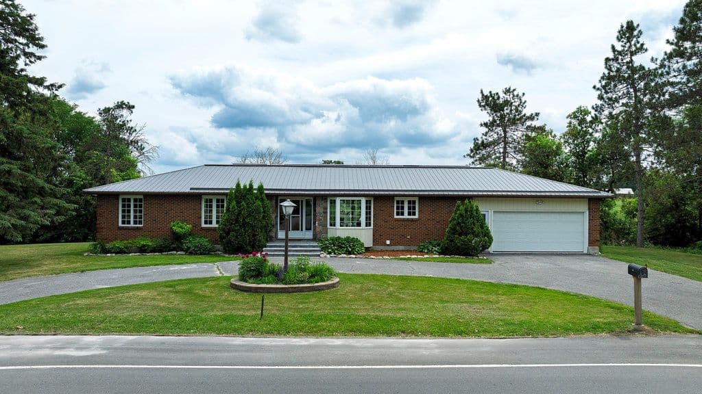 517 Donald B. Munro Drive, Carp - Huntley Ward, ON K0A 1L0