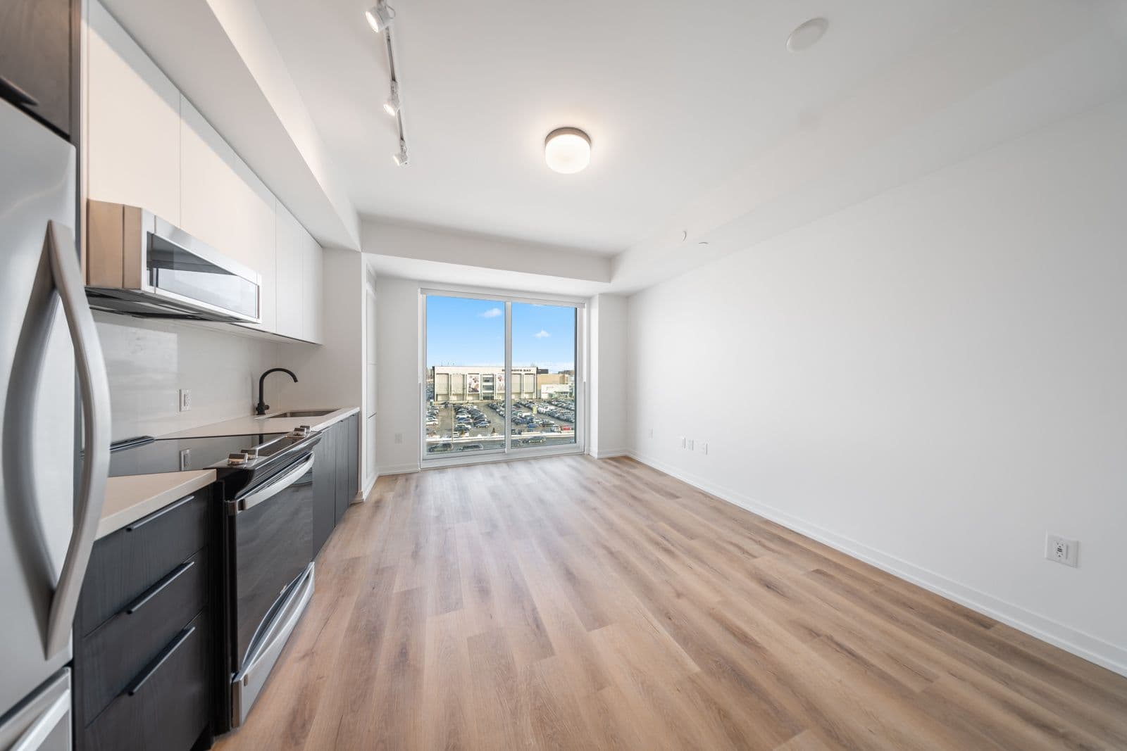 5 York Garden Way 703, Toronto W04, ON M6A 2V1