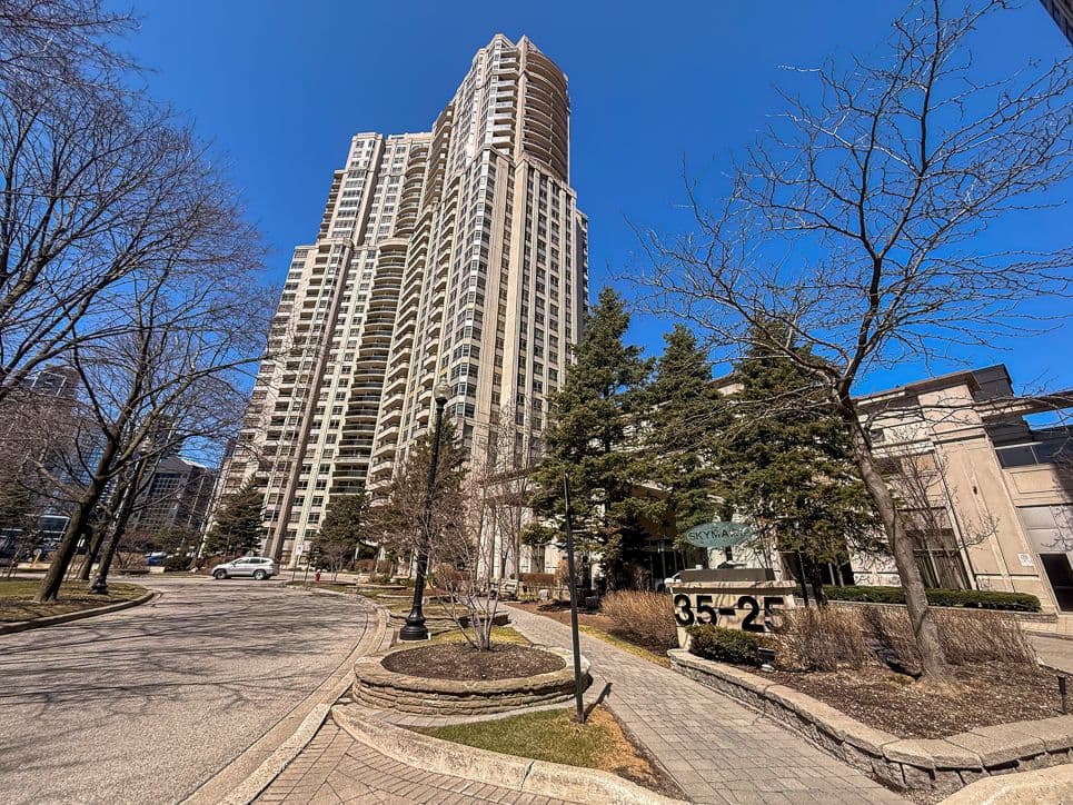 35 Kingsbridge Garden Circle 2706, Mississauga, ON L5R 3Z3