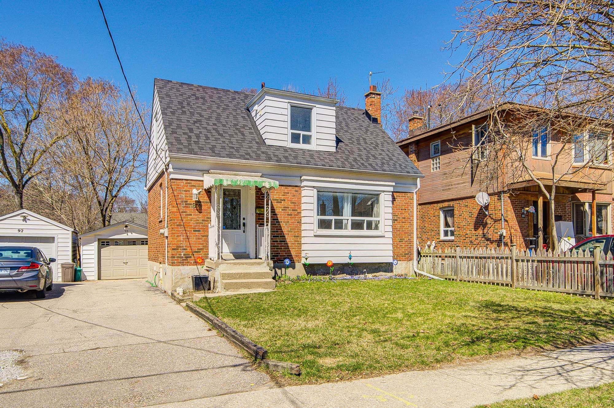 90 Clouston Avenue, Toronto W04, ON M9N 1A7