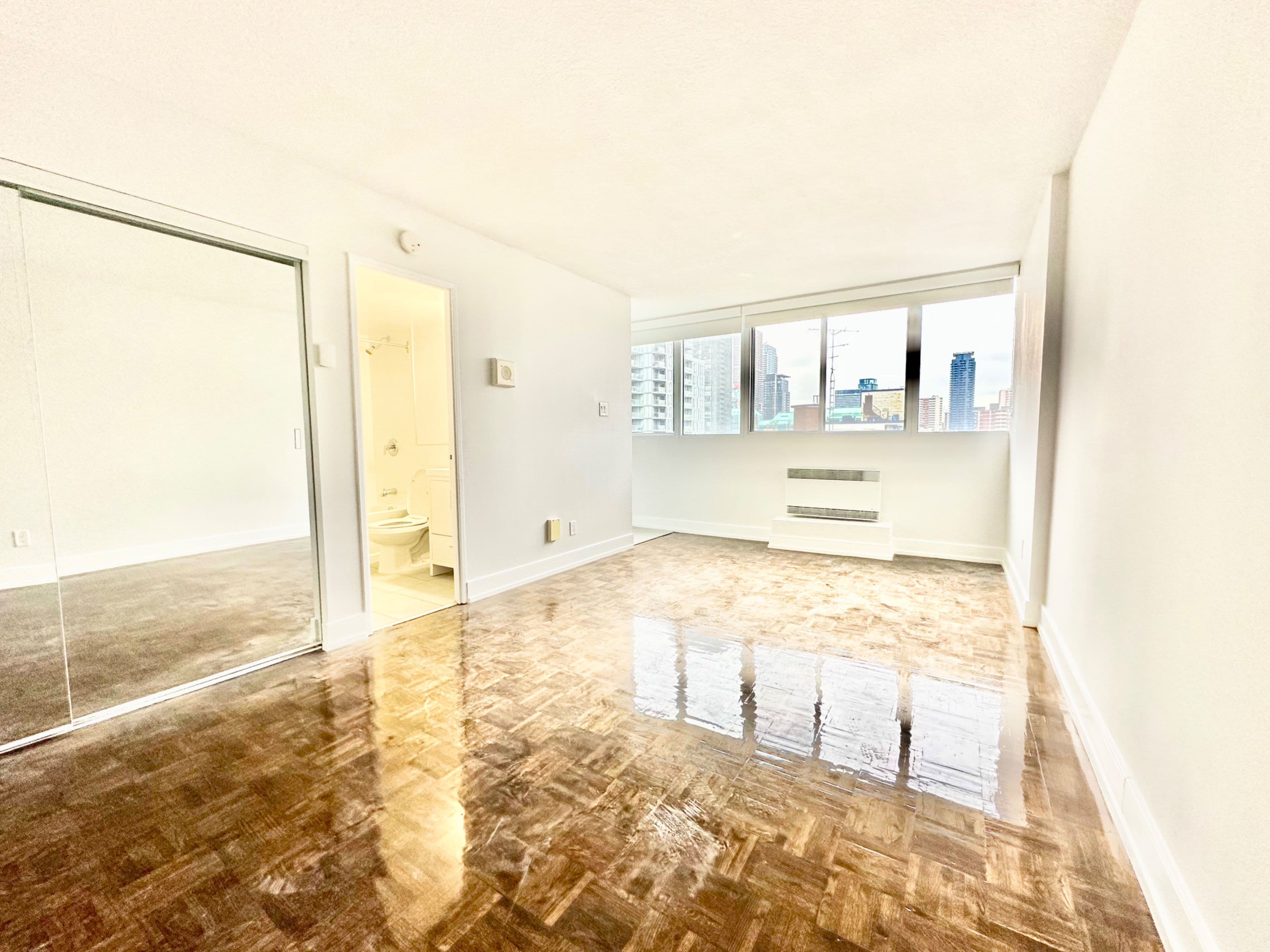 33 Isabella Street 1213, Toronto C08, ON M4Y 2P7