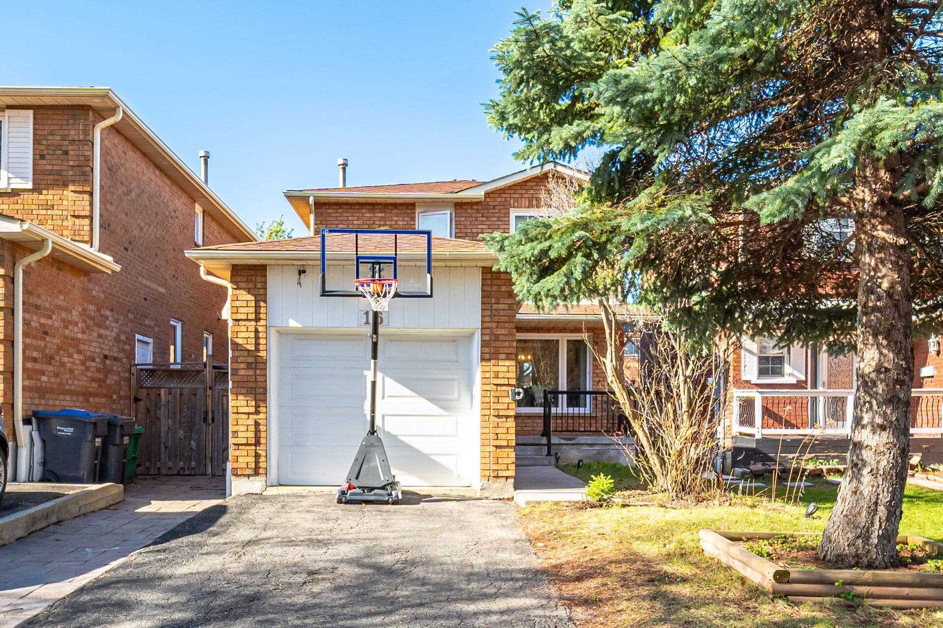 16 Langholm Court, Brampton, ON L6Z 2Y1