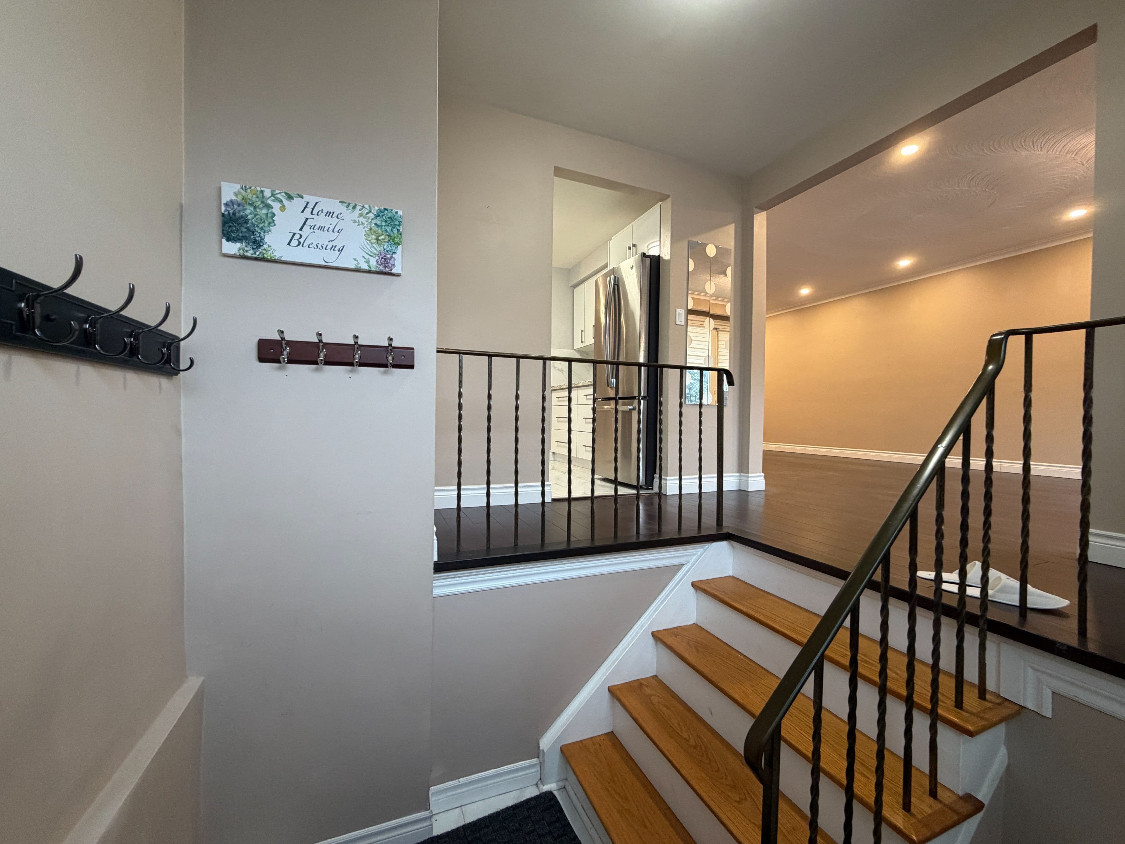 251 Shawnee Circle Upper, Toronto C15, ON M2H 2Y3